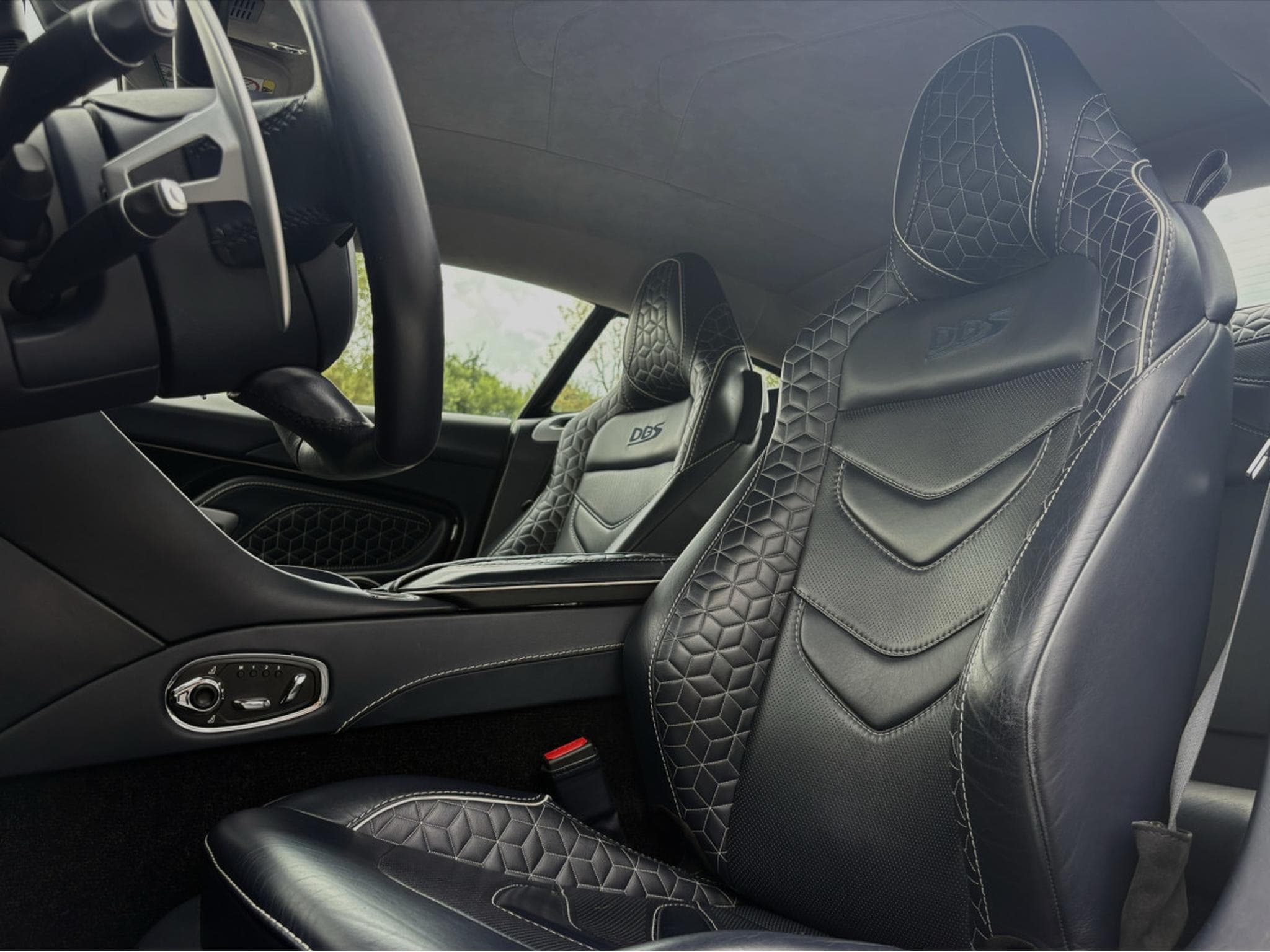 Aston-Martin DBS 5.2 V12 725 SUPERLEGGERA (2019) - Photo 11