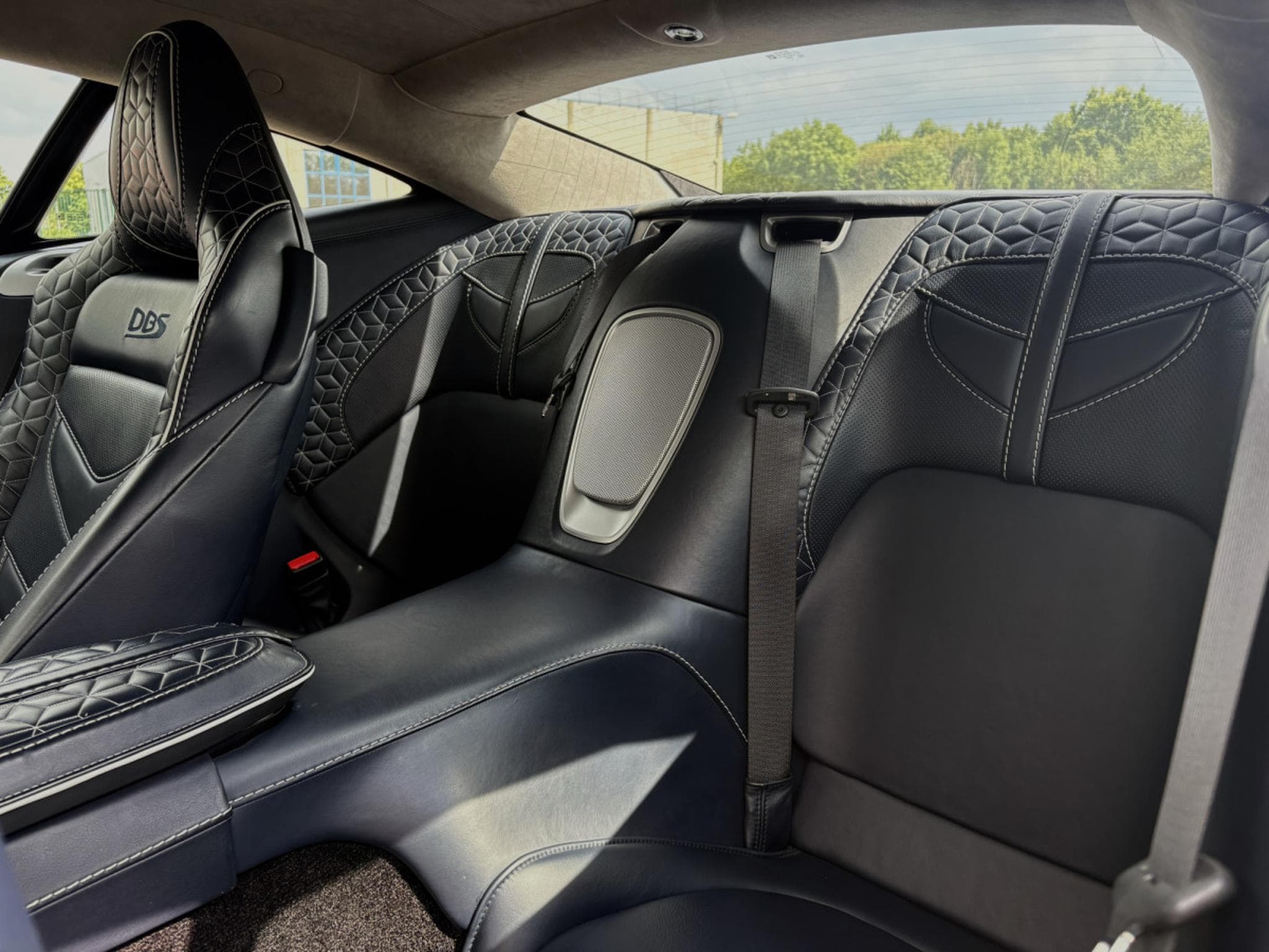 Aston-Martin DBS 5.2 V12 725 SUPERLEGGERA (2019) - Photo 12