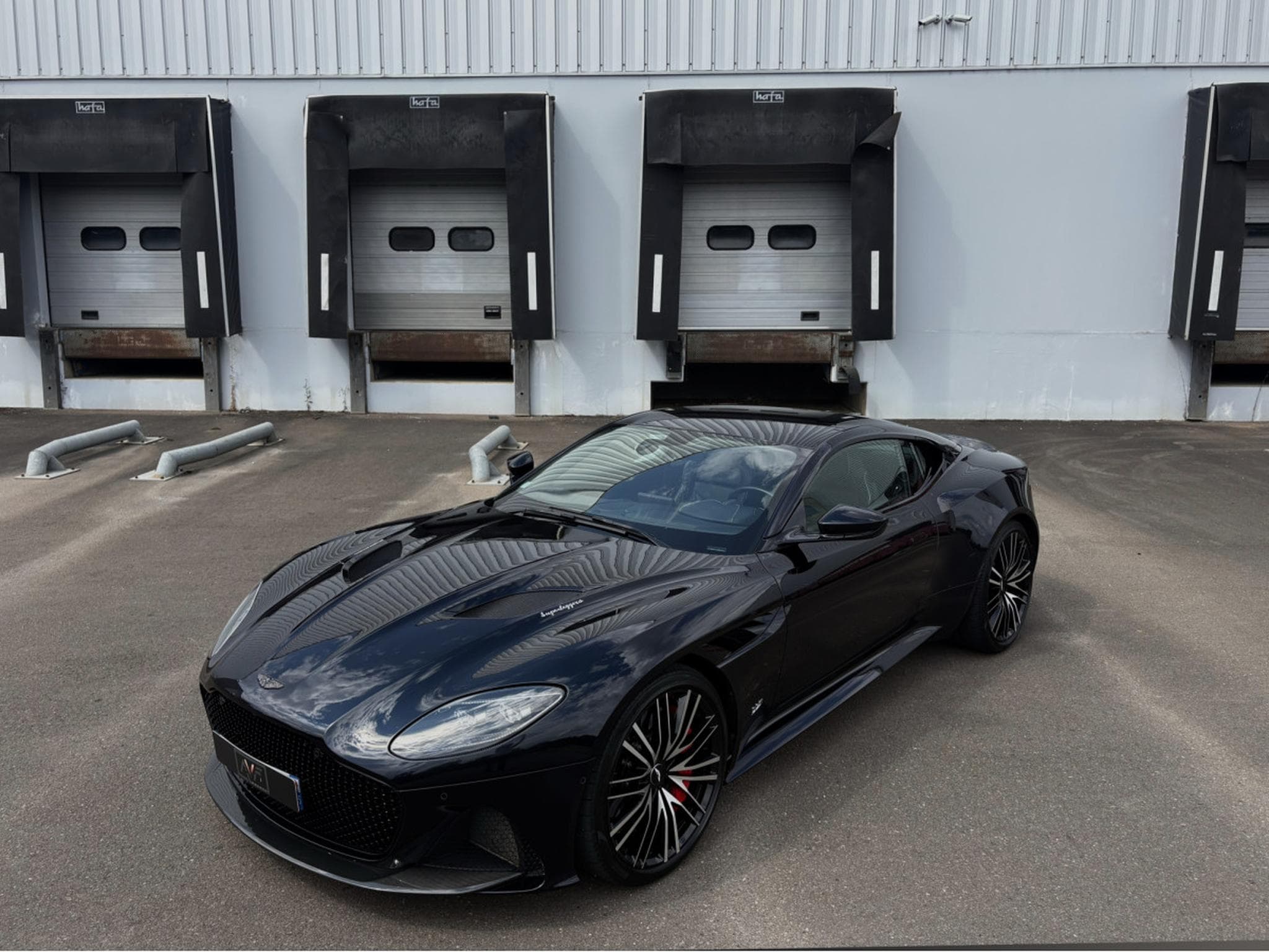 Aston-Martin DBS 5.2 V12 725 SUPERLEGGERA (2019) - Photo 4