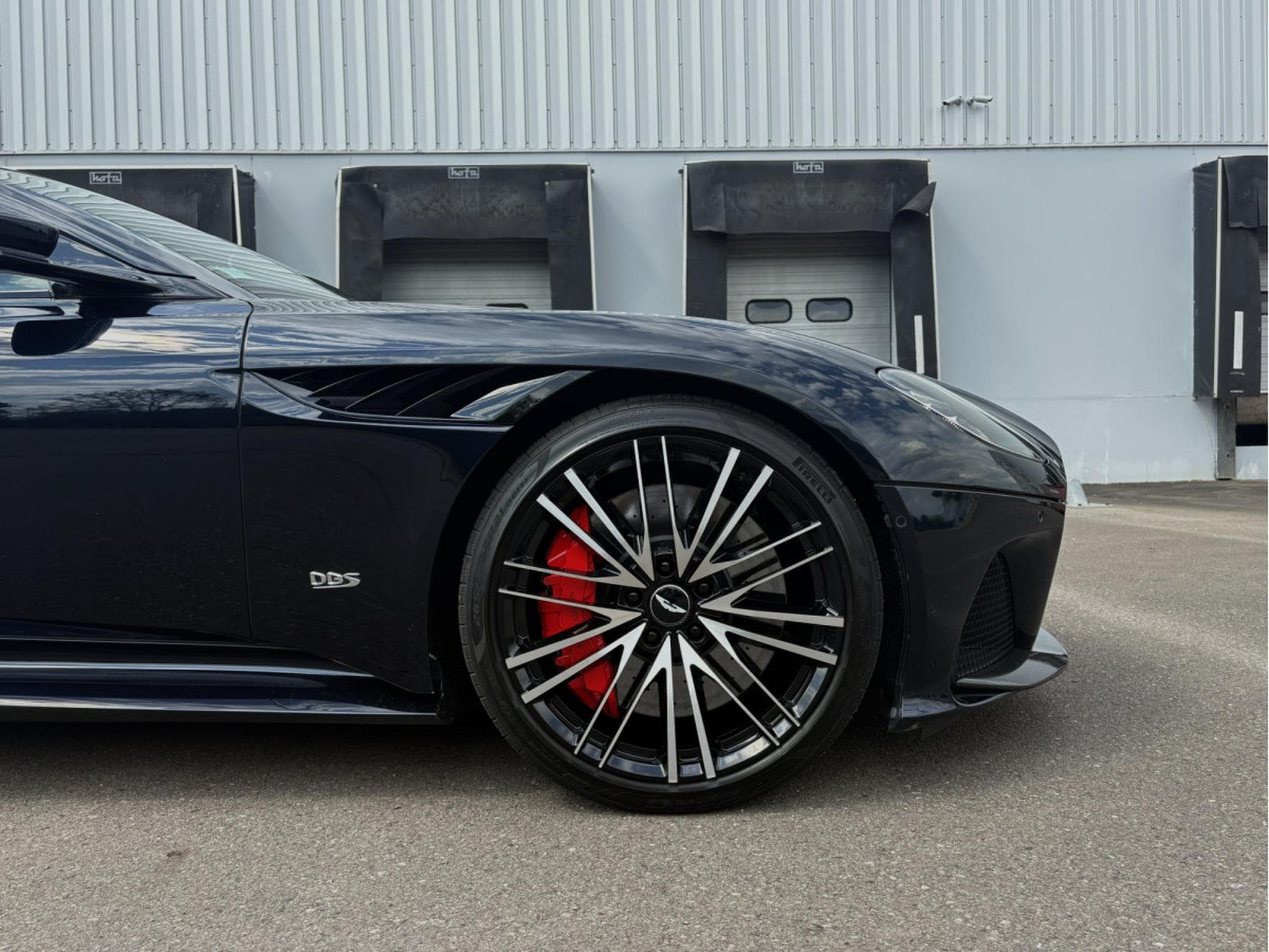 Aston-Martin DBS 5.2 V12 725 SUPERLEGGERA (2019) - Photo 6