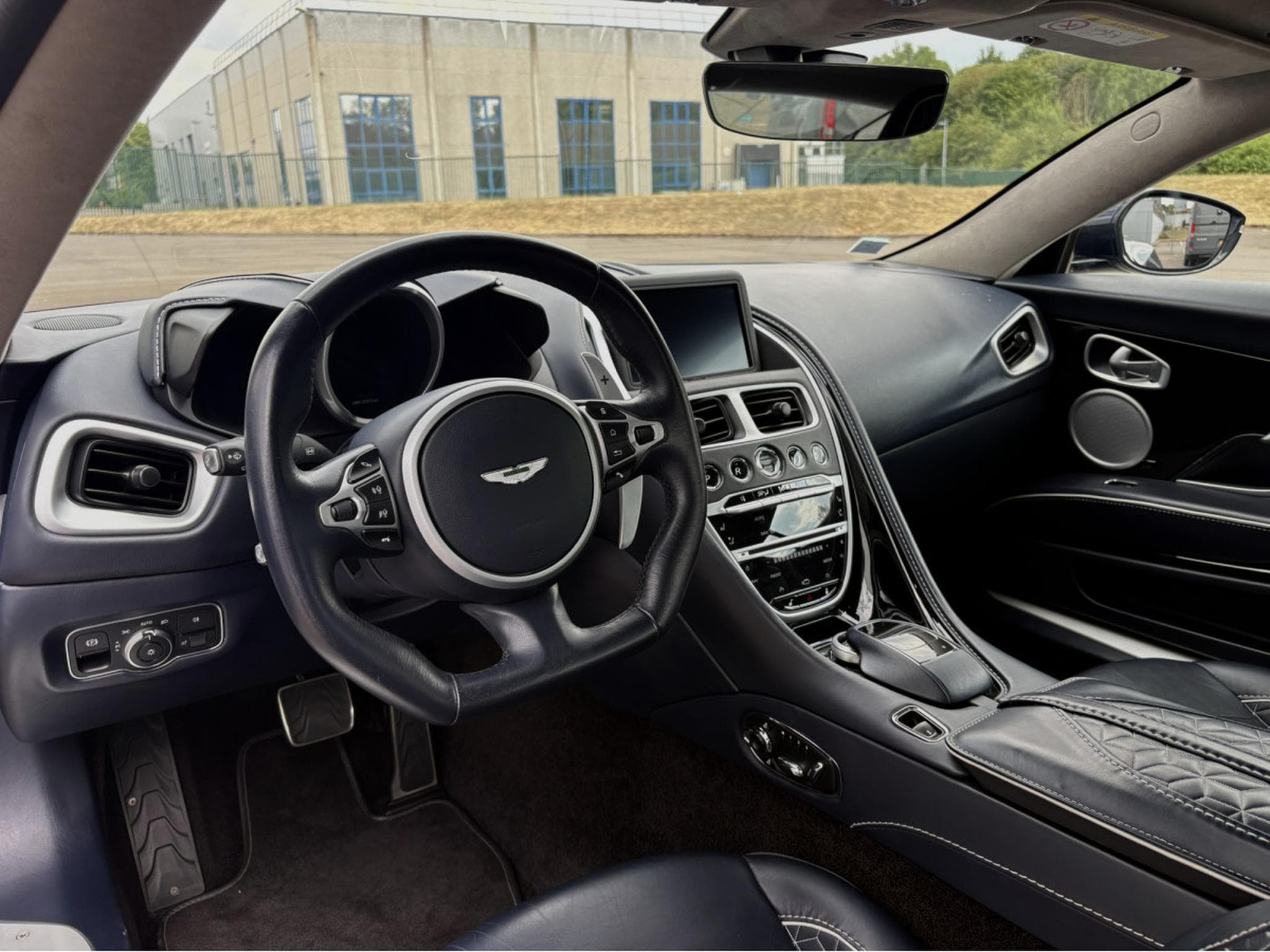 Aston-Martin DBS 5.2 V12 725 SUPERLEGGERA (2019) - Photo 9