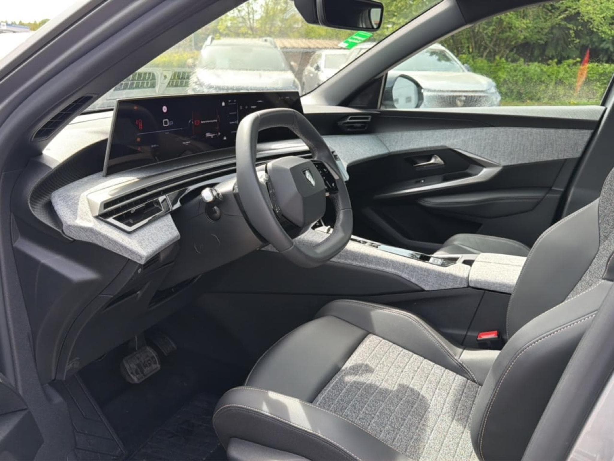Peugeot 5008 HYBRID 145 ALLURE E-DCS6 (2025) - Photo 11