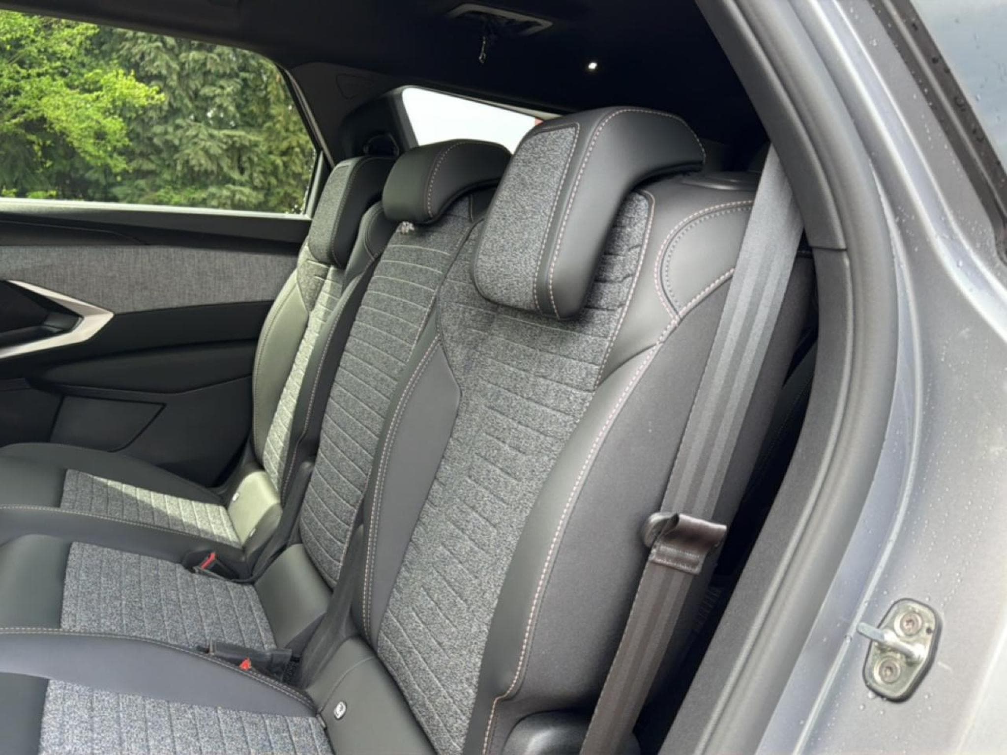 Peugeot 5008 HYBRID 145 ALLURE E-DCS6 (2025) - Photo 14