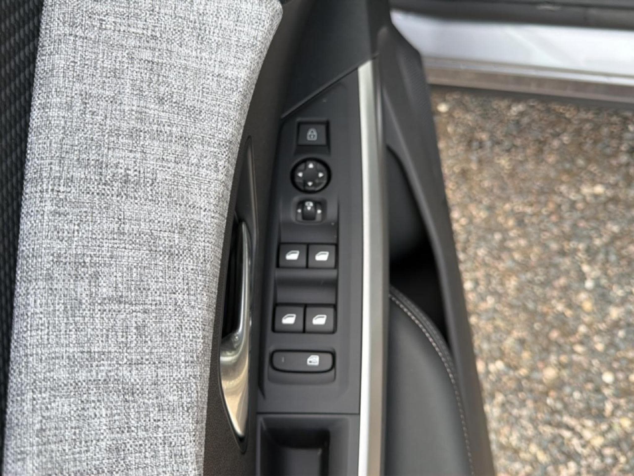 Peugeot 5008 HYBRID 145 ALLURE E-DCS6 (2025) - Photo 17