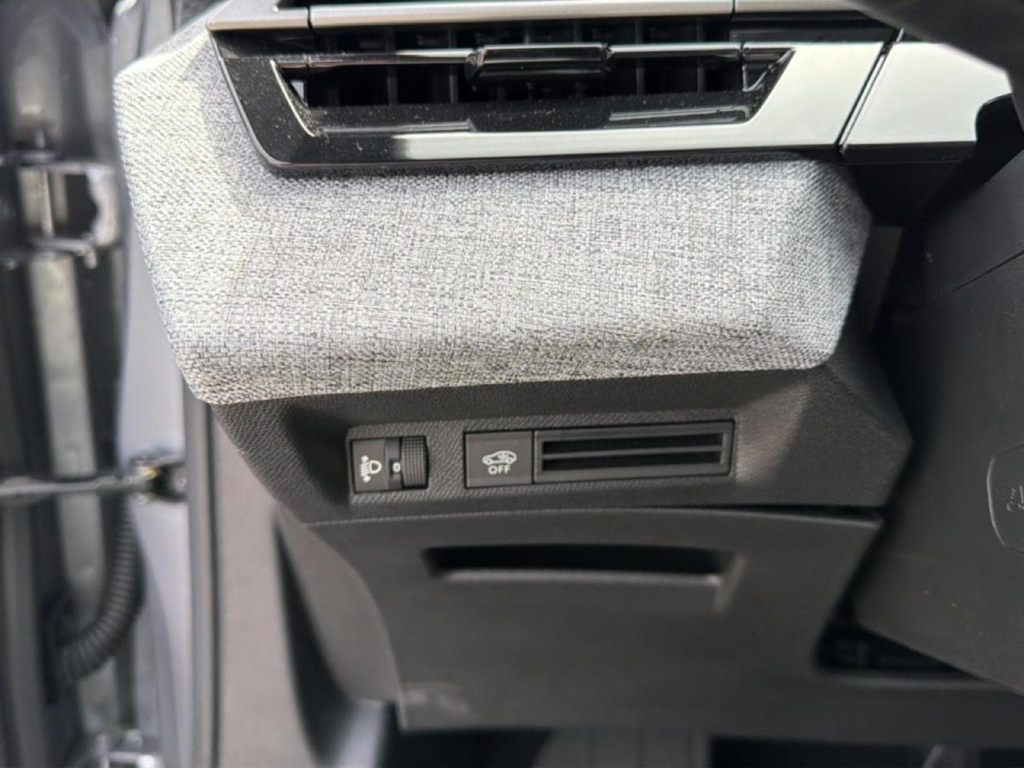 Peugeot 5008 HYBRID 145 ALLURE E-DCS6 (2025) - Photo 18