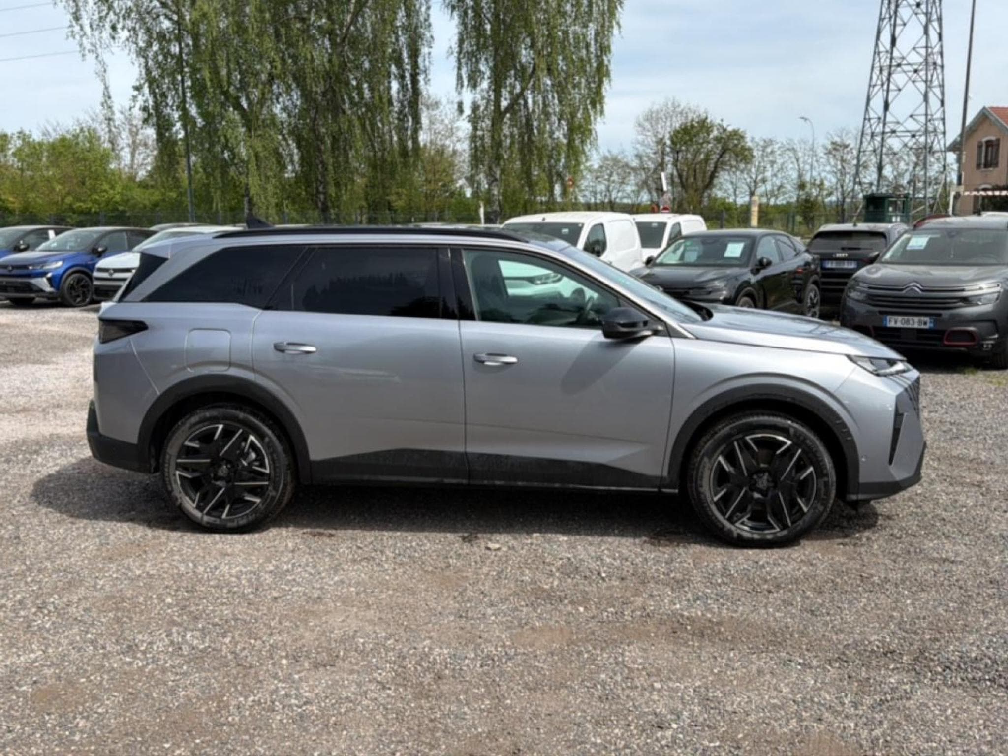 Peugeot 5008 HYBRID 145 ALLURE E-DCS6 (2025) - Photo 4