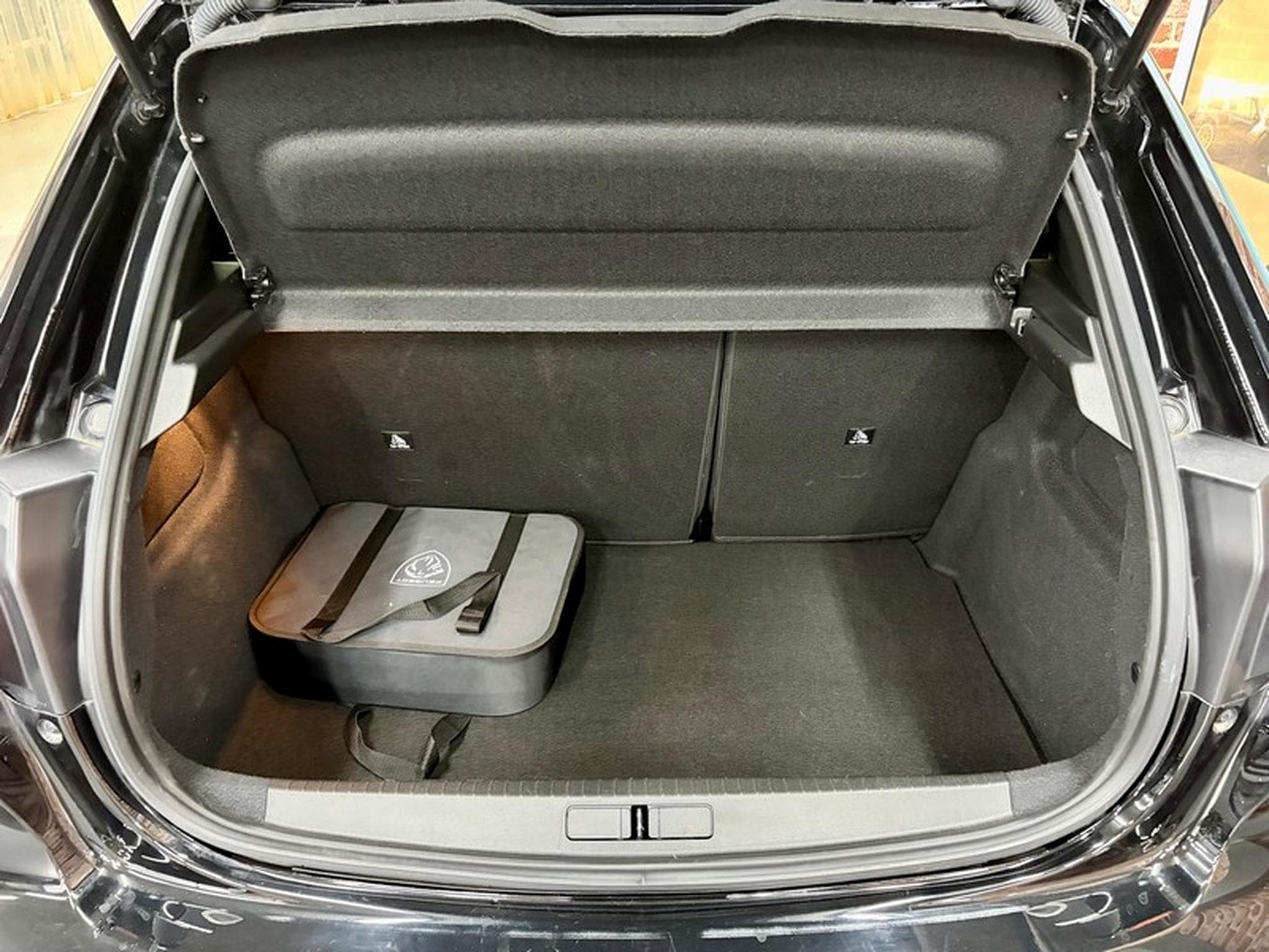 Peugeot 208 e-208 156cv 51KW/h Auto GT Navig/SiègCh/Cam360 (2024) - Photo 7