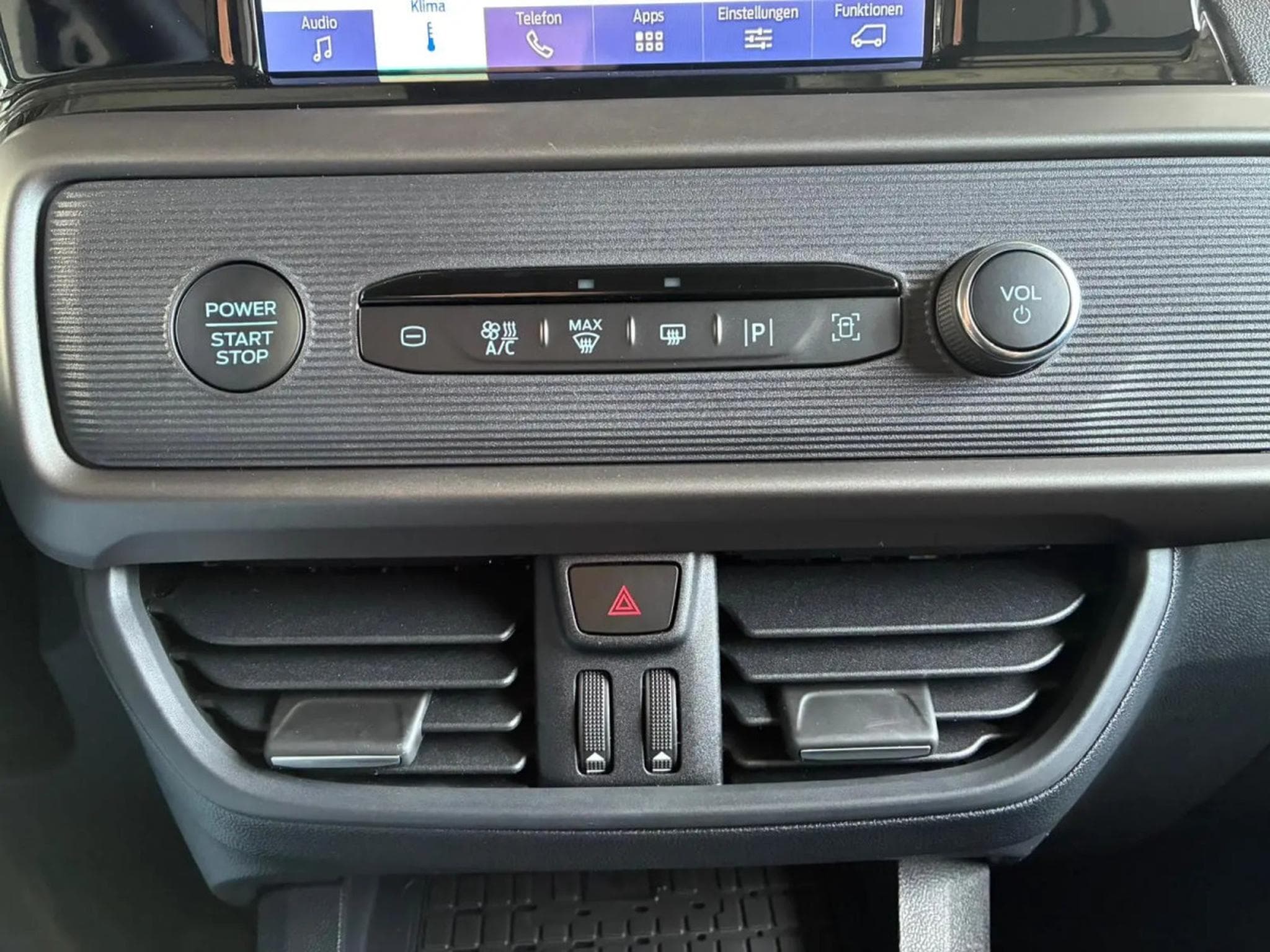 Ford Tourneo 1.0i Ecoboost 126 Titanium (2026) - Photo 17