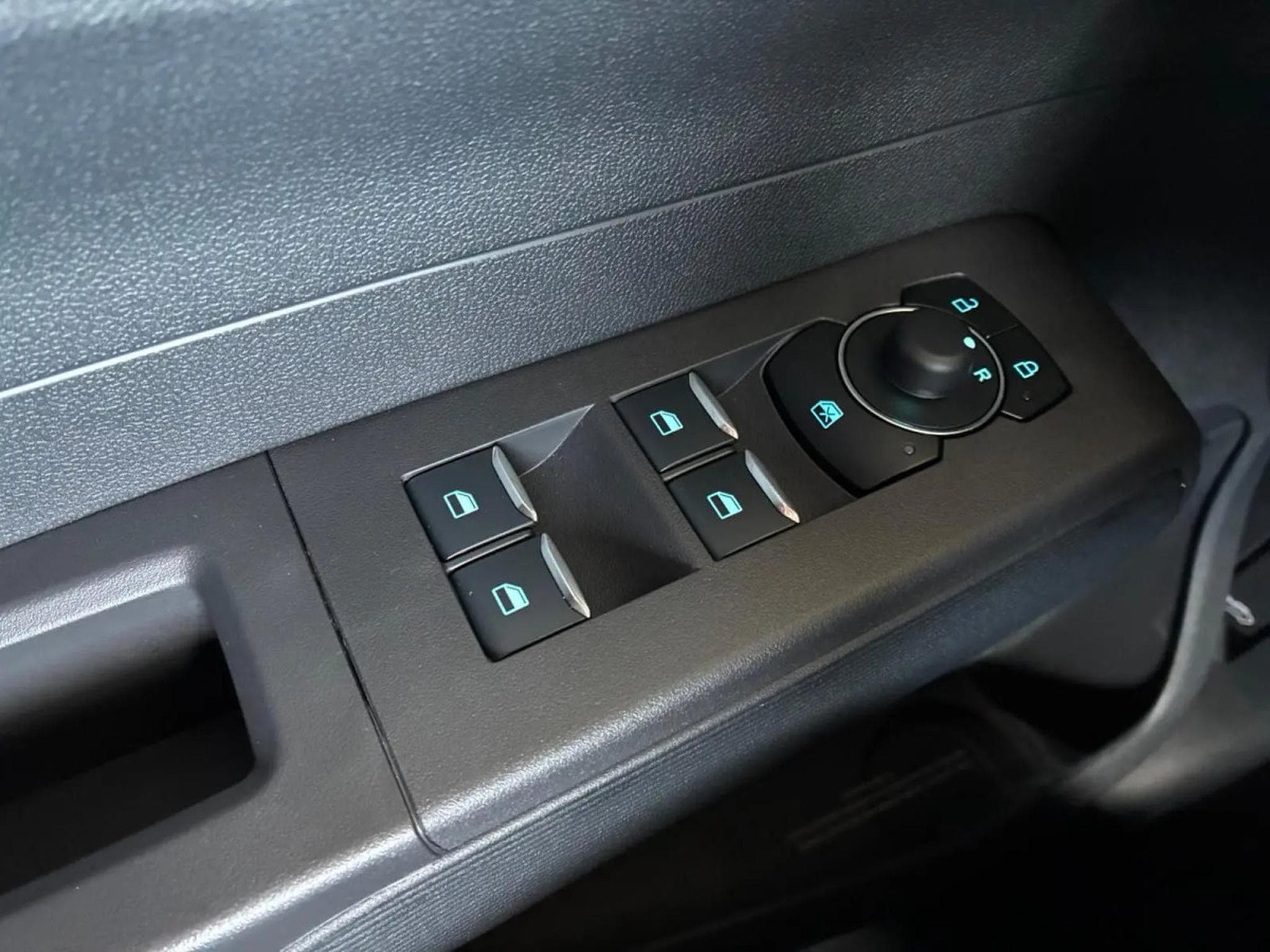 Ford Tourneo 1.0i Ecoboost 126 Titanium (2026) - Photo 21