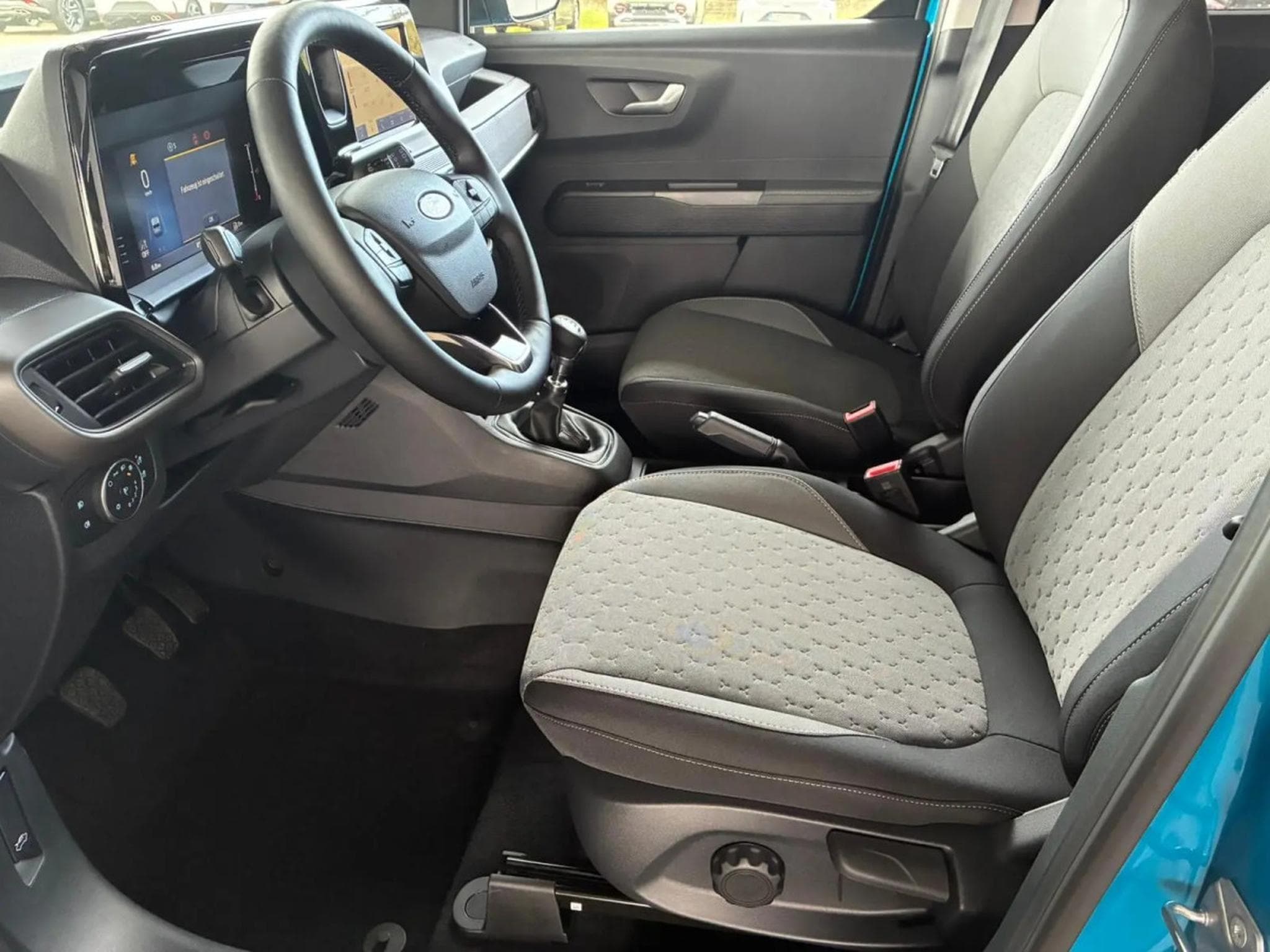 Ford Tourneo 1.0i Ecoboost 126 Titanium (2026) - Photo 5