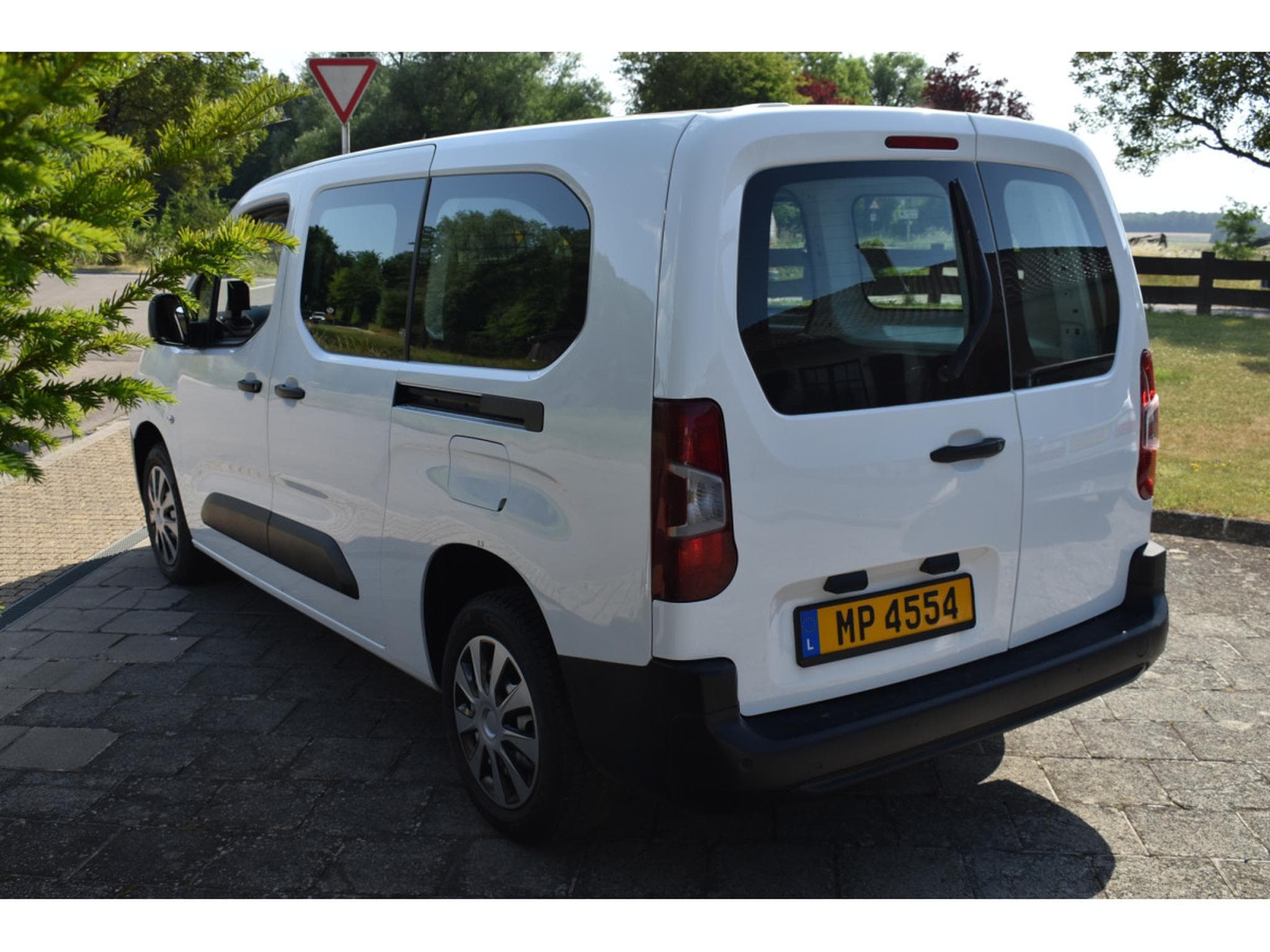 Citroën Berlingo 1,6 HDI100 3places Très bon état (2021) - Photo 6