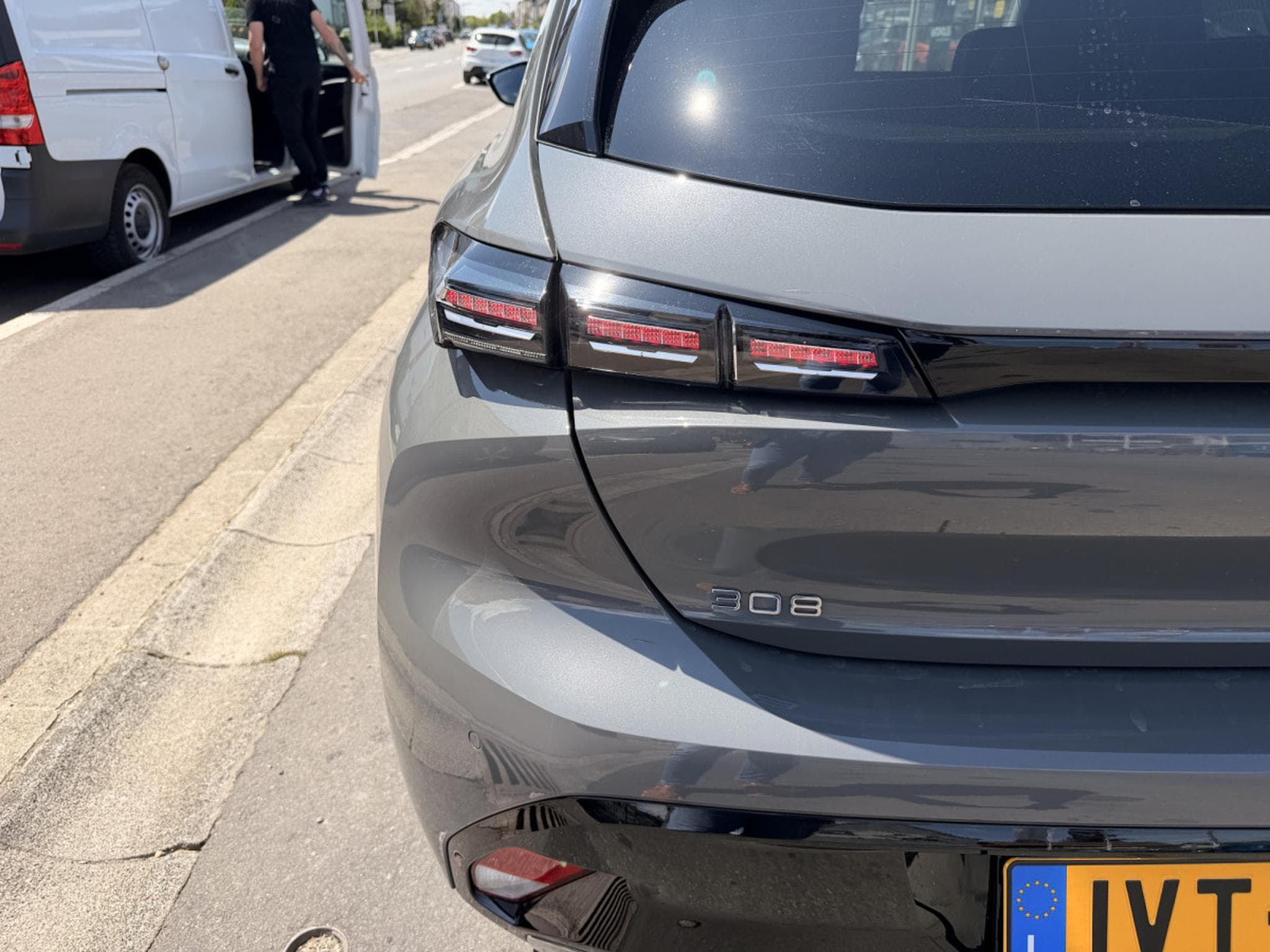 Peugeot 308 1.2 Hybride 145 ALLURE e-DCS6 (2025) - Photo 11