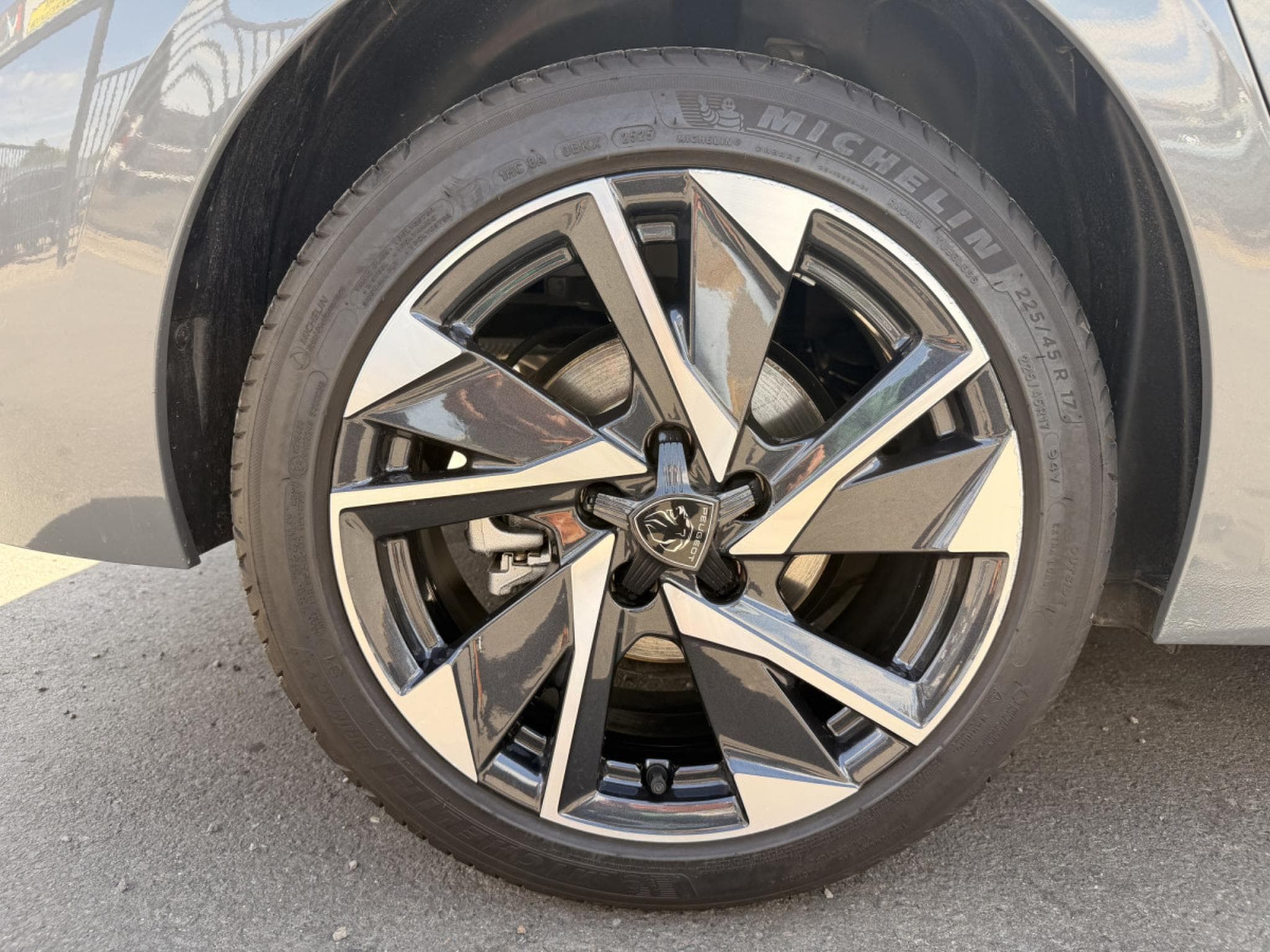 Peugeot 308 1.2 Hybride 145 ALLURE e-DCS6 (2025) - Photo 12