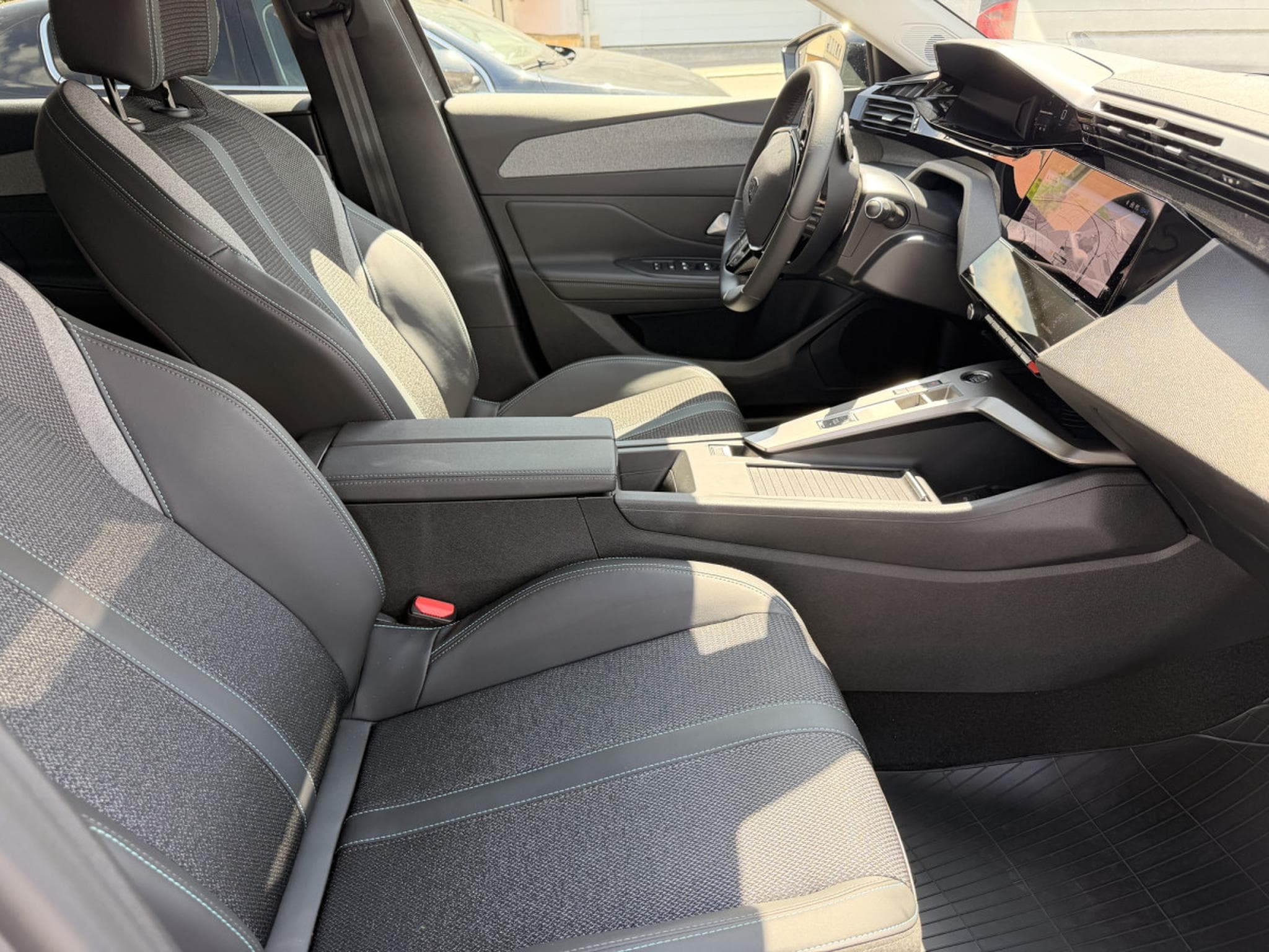 Peugeot 308 1.2 Hybride 145 ALLURE e-DCS6 (2025) - Photo 13