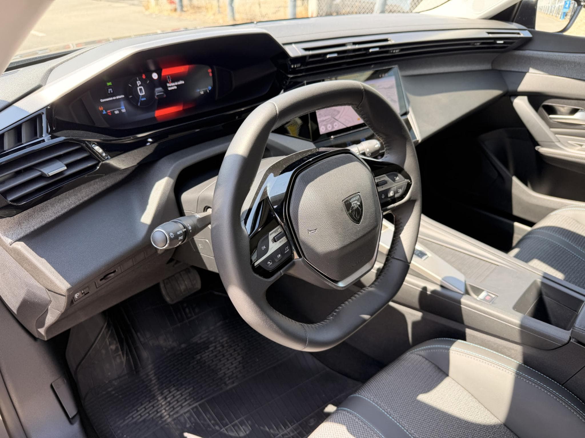 Peugeot 308 1.2 Hybride 145 ALLURE e-DCS6 (2025) - Photo 17