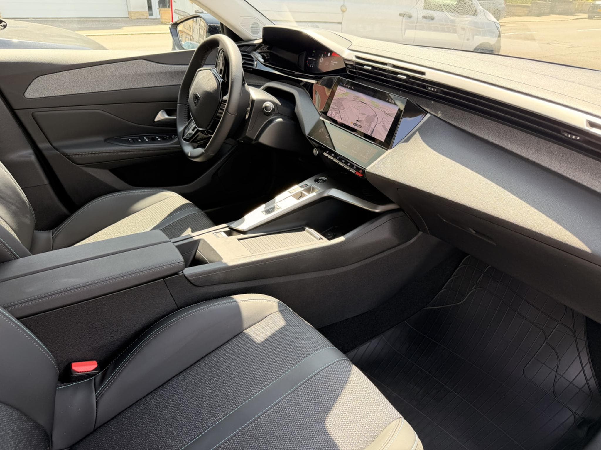 Peugeot 308 1.2 Hybride 145 ALLURE e-DCS6 (2025) - Photo 3
