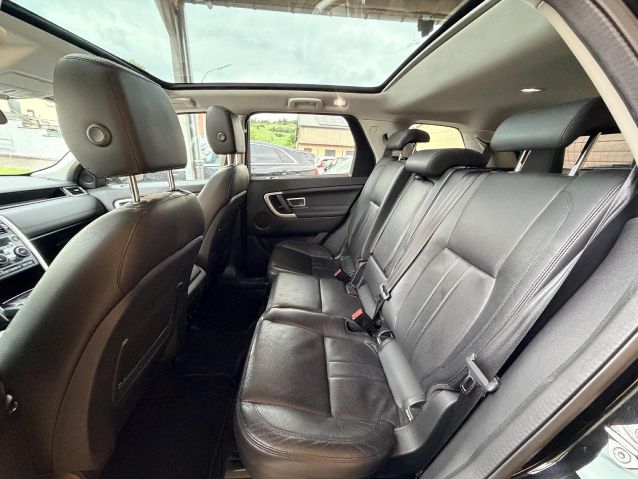 Land-Rover Discovery Sport Si4 240 HSE Automatique Panorama  7 places 241cv (2019) - Photo 13
