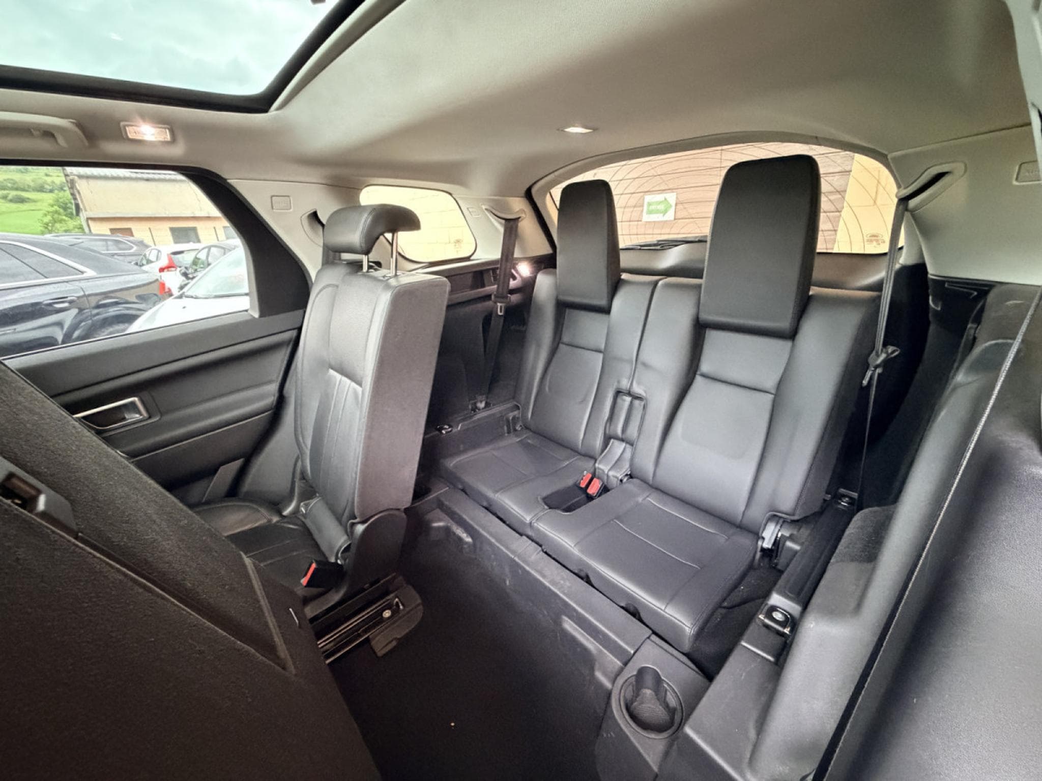 Land-Rover Discovery Sport Si4 240 HSE Automatique Panorama  7 places 241cv (2019) - Photo 14