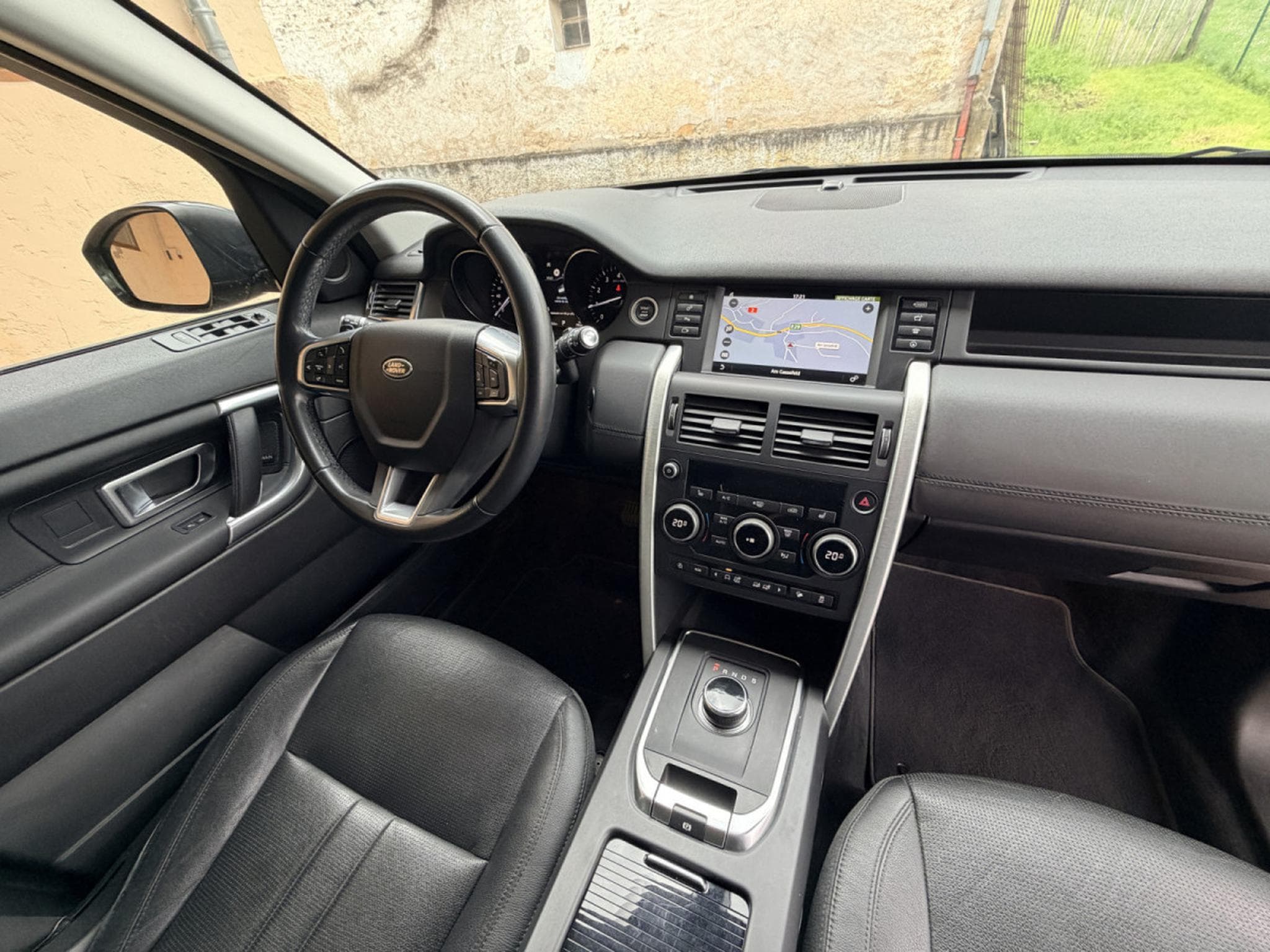 Land-Rover Discovery Sport Si4 240 HSE Automatique Panorama  7 places 241cv (2019) - Photo 7