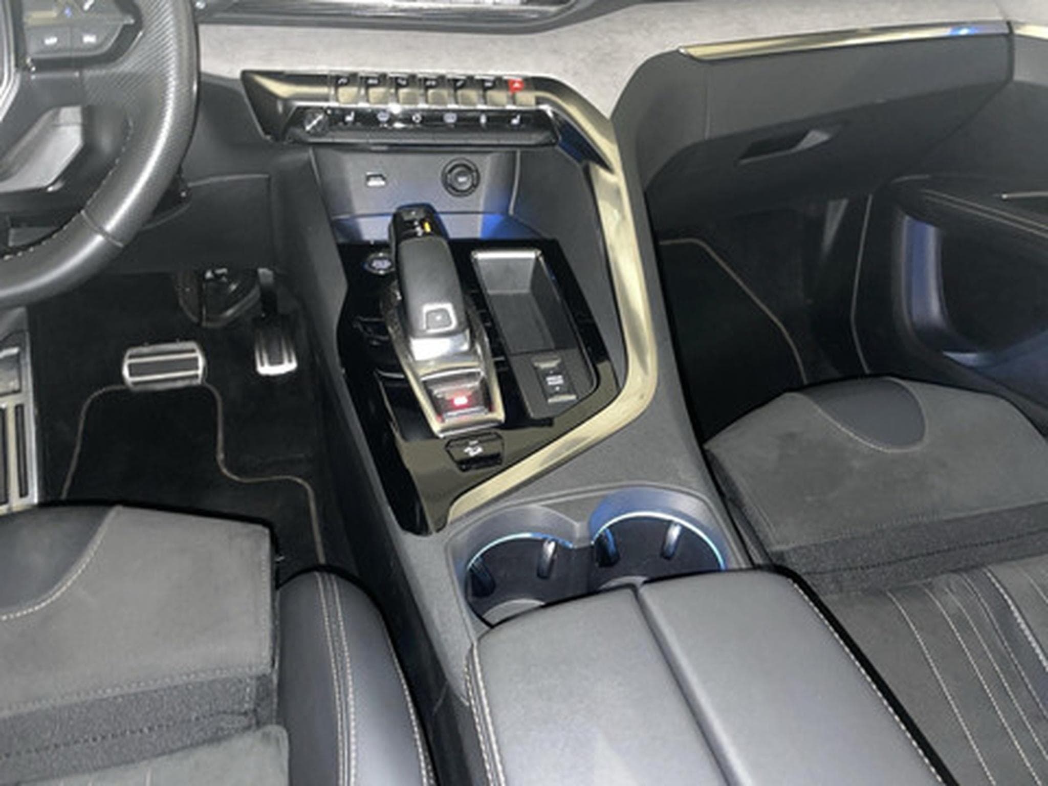 Peugeot 5008 2.0 BlueHDi 130kW S&S EAT8 GT Pack (2022) - Photo 10