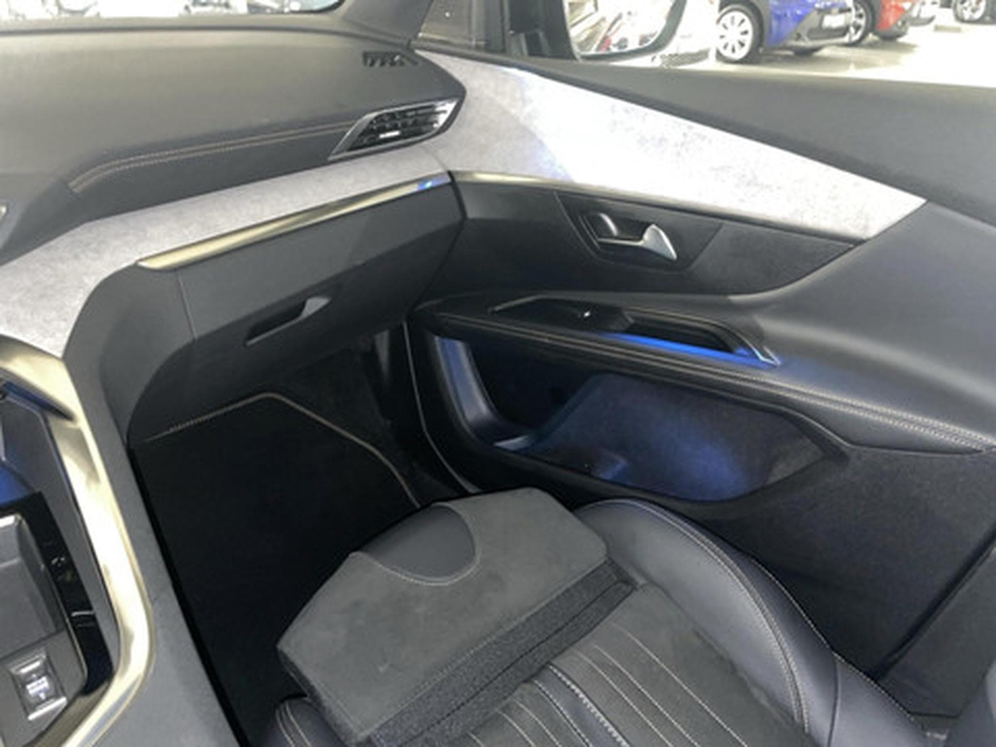 Peugeot 5008 2.0 BlueHDi 130kW S&S EAT8 GT Pack (2022) - Photo 9