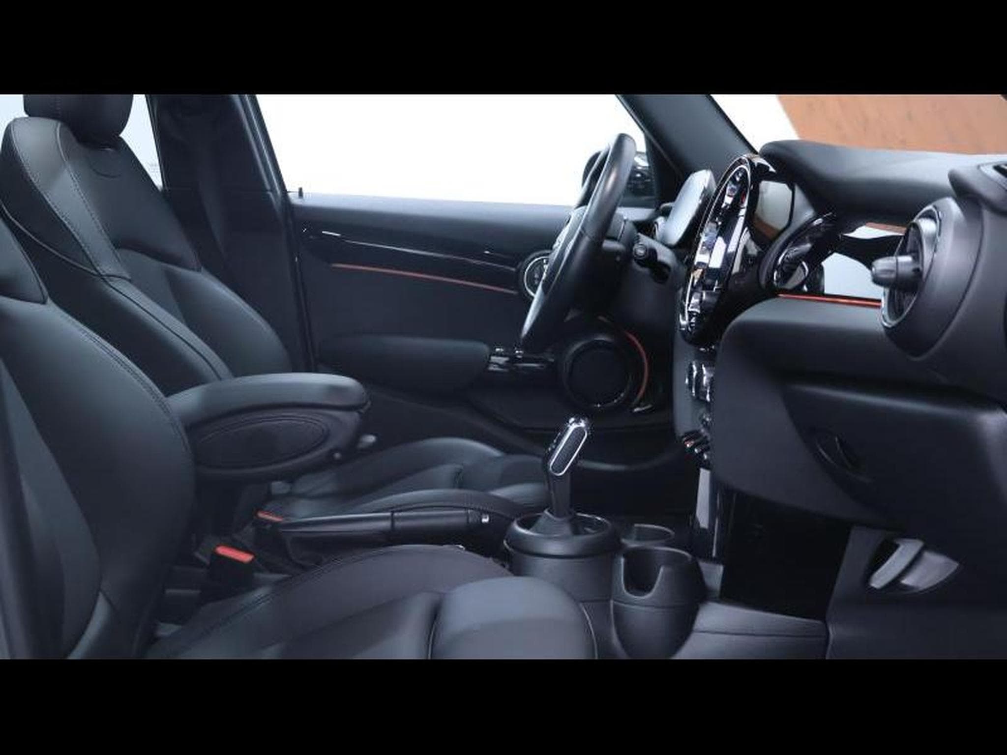 MINI Cooper 136 Hatch Stptronic (2022) - Photo 11