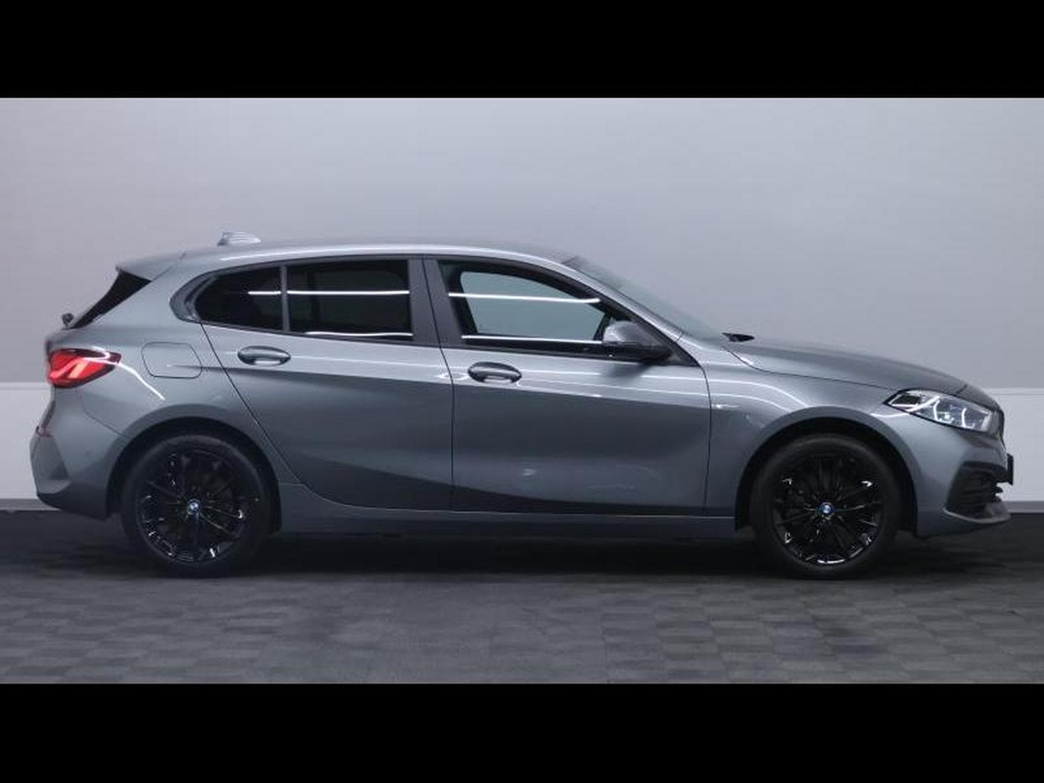 BMW 118 i 136cv Hatch Steptronic Advantage (2023) - Photo 4