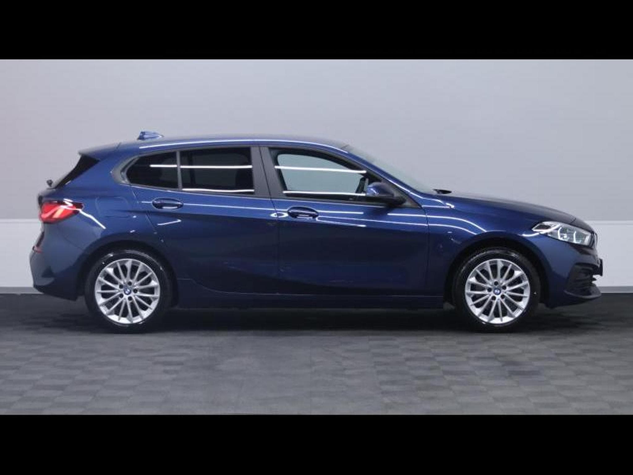 BMW 116 i steptronic hatch Advantage (2024) - Photo 4