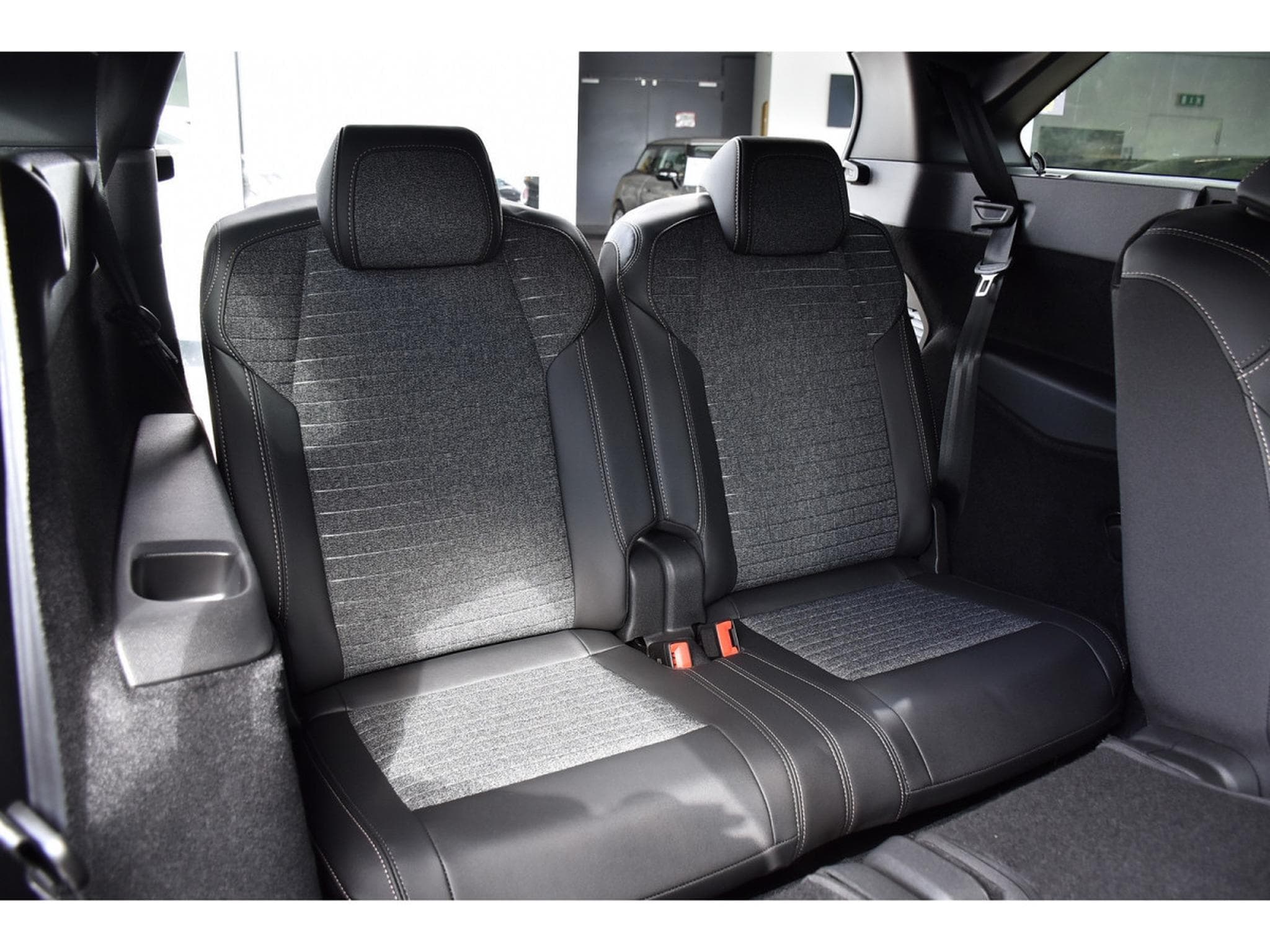 Peugeot 5008 Hybrid 145 Allure e-DCS6 ACC CAM360 JA19 NEUF (2026) - Photo 9