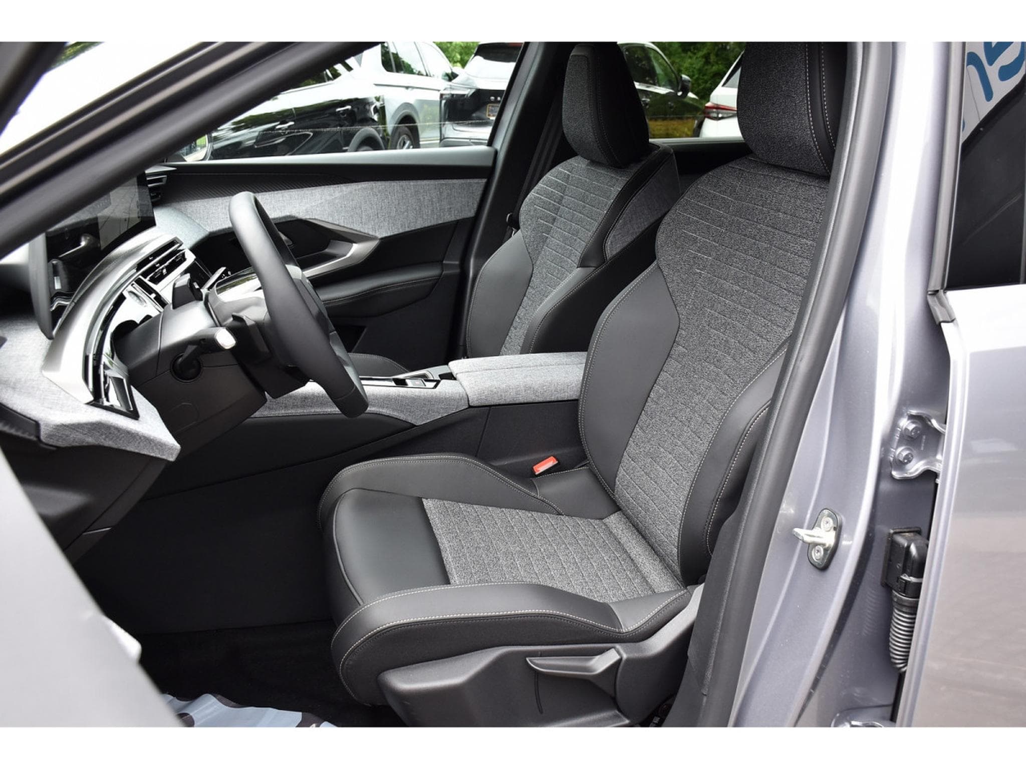 Peugeot 5008 Hybrid 145 Allure e-DCS6 ACC CAM360 JA19 NEUF (2026) - Photo 6