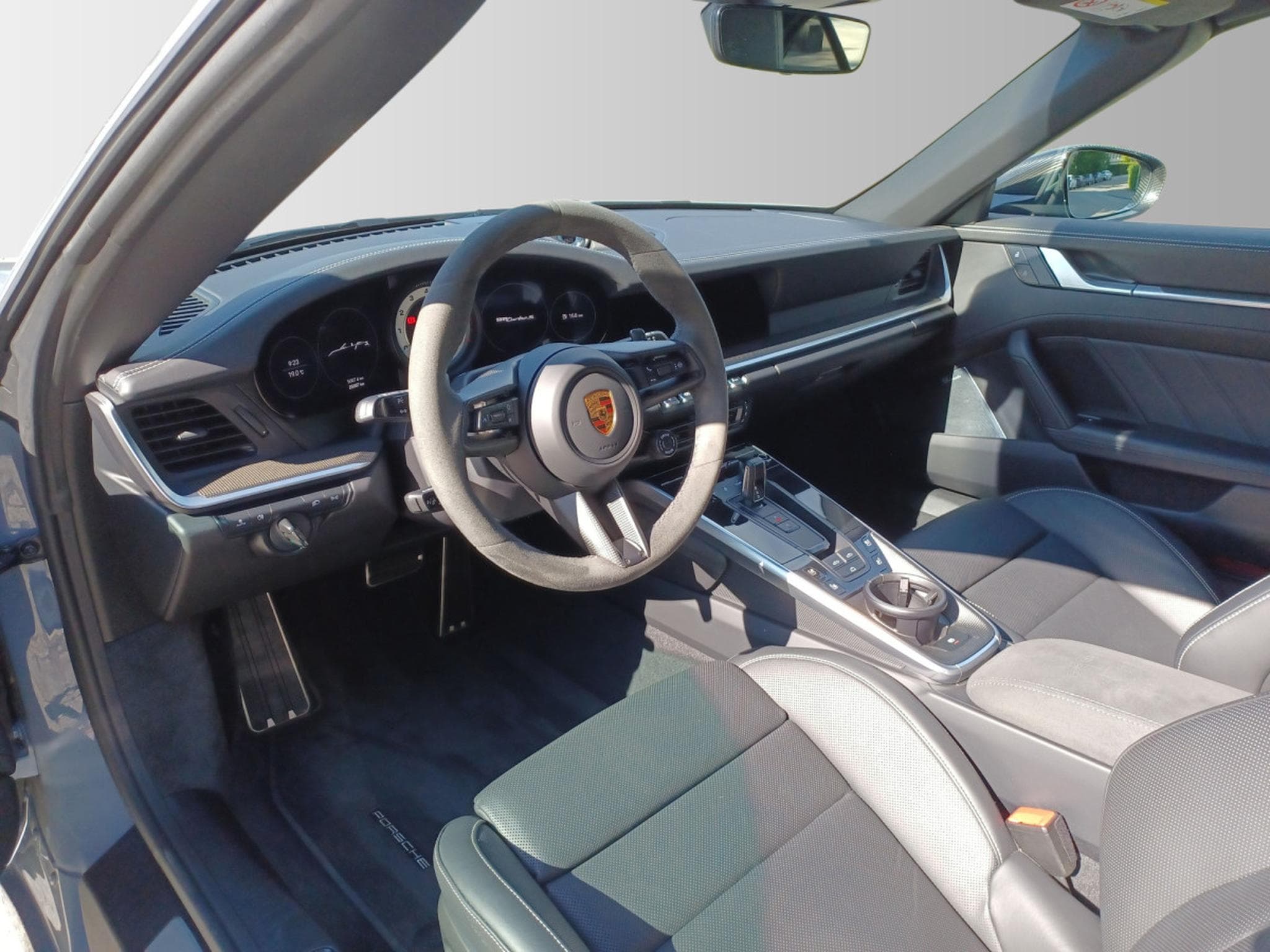 Porsche 911 Turbo S Cabriolet (2023) - Photo 11
