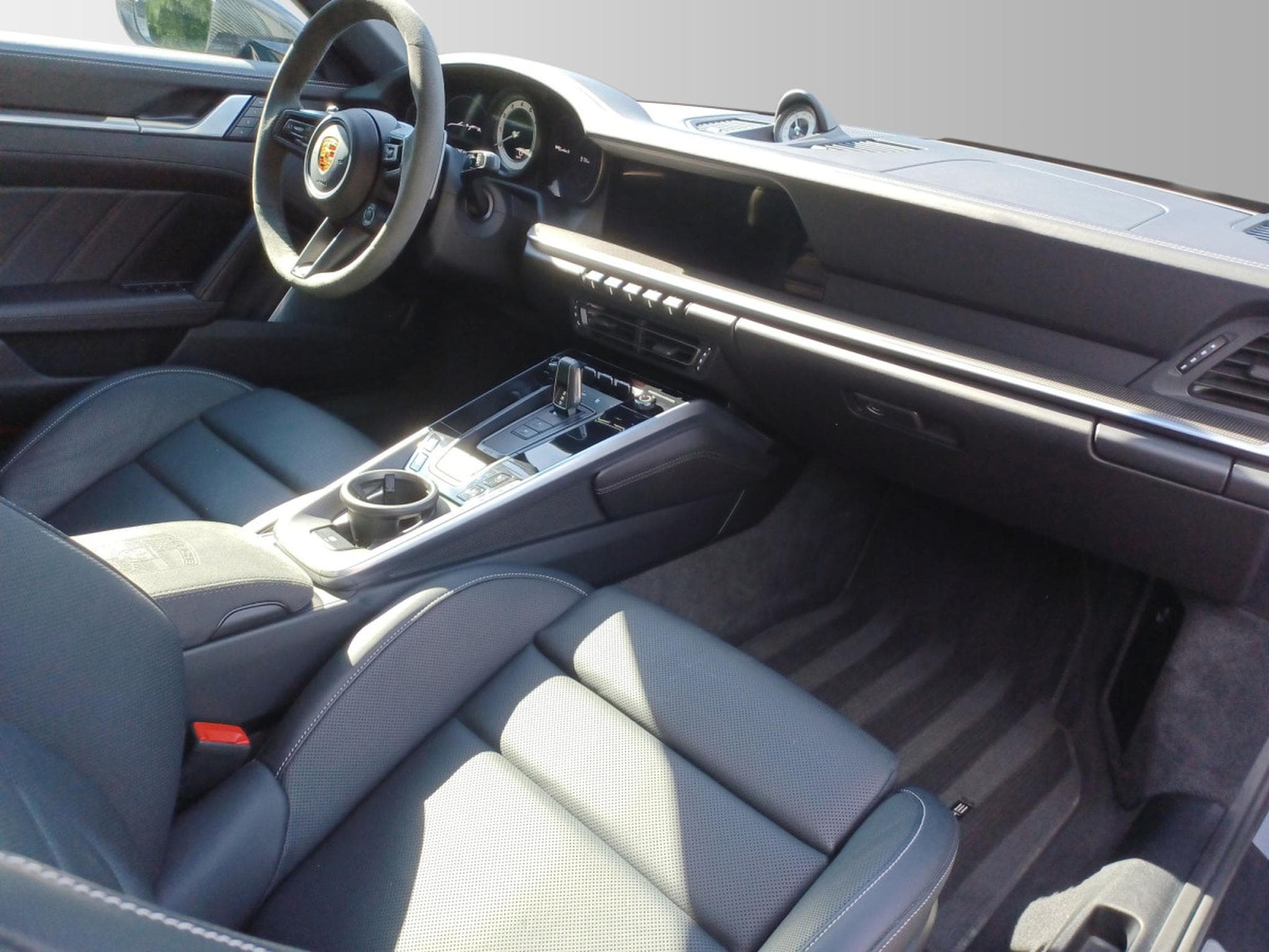 Porsche 911 Turbo S Cabriolet (2023) - Photo 13