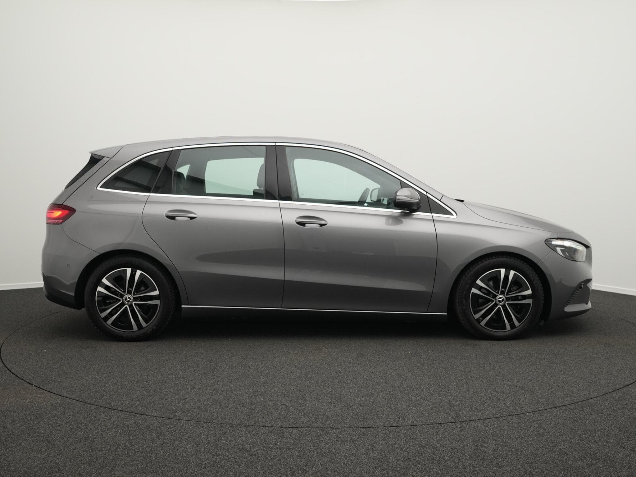 Mercedes B 180 d LED+Kamera+Apple+MBUX (2025) - Photo 5