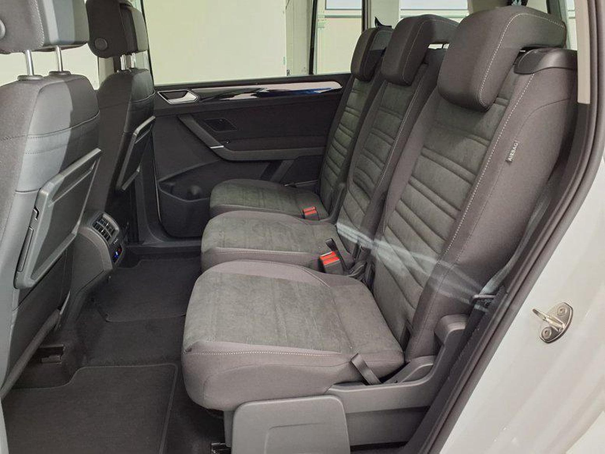 VW Touran Highline R-Line 2.0 TDI 7-Gang-DSG (2026) - Photo 10