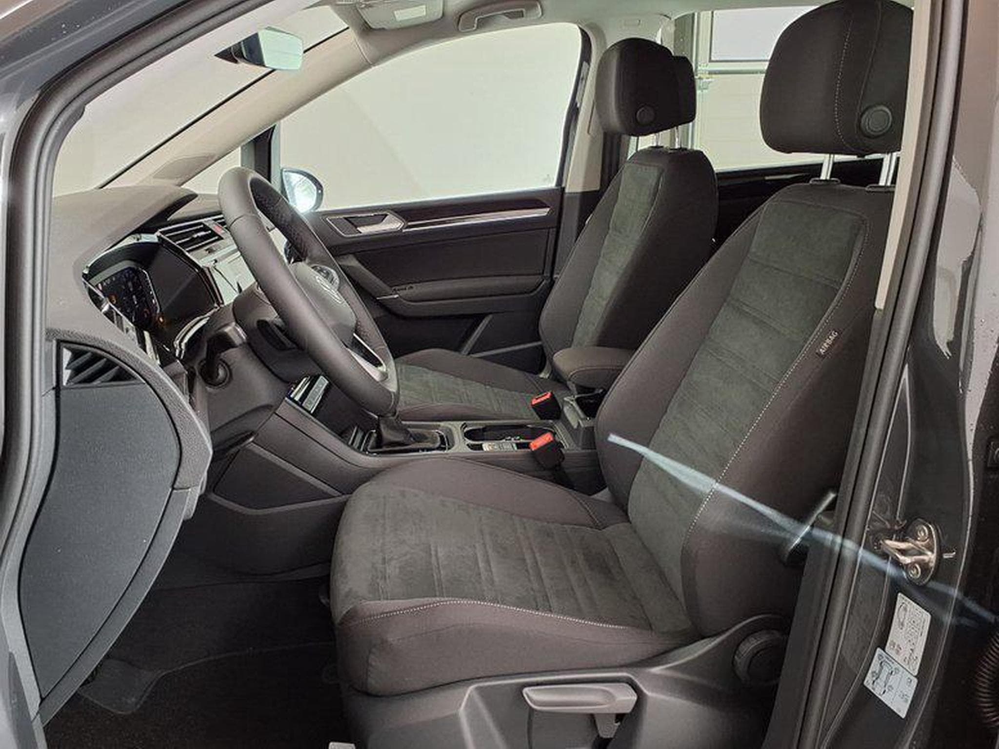 VW Touran Highline R-Line 1.5 TSI 7-Gang-DSG (2026) - Photo 9