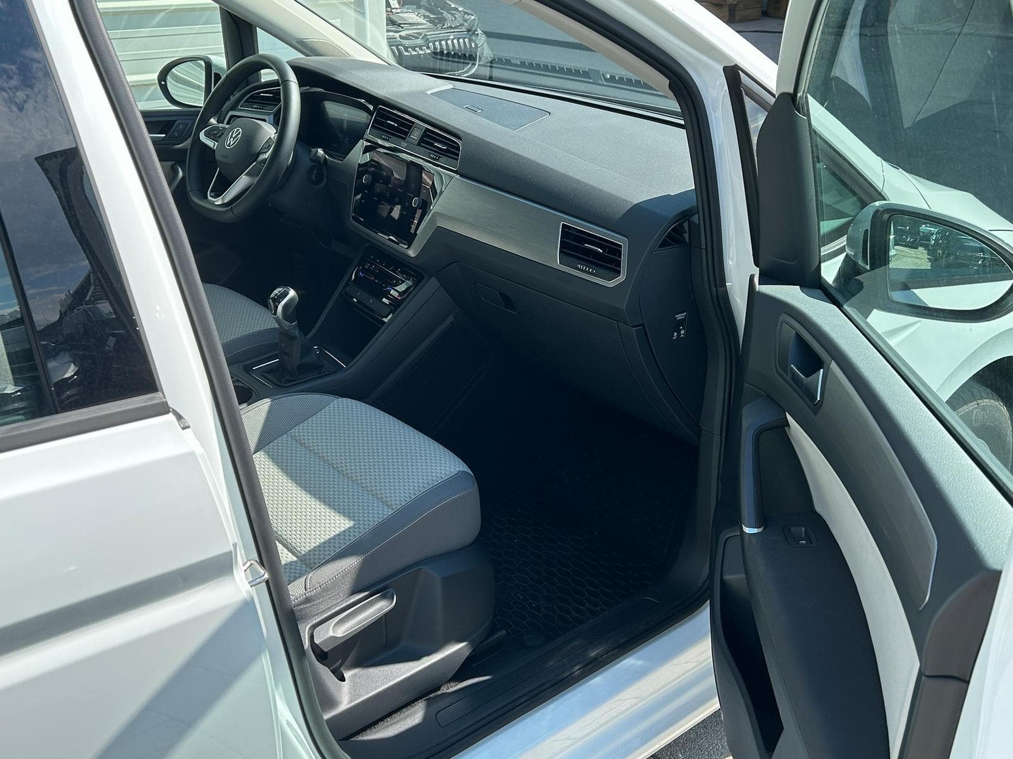 VW Touran 1.5 TSI 7 (2024) - Photo 11