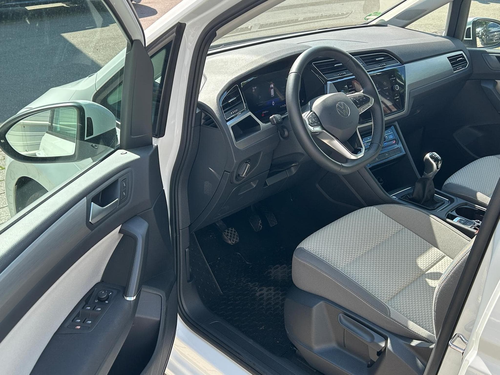 VW Touran 1.5 TSI 7 (2024) - Photo 6