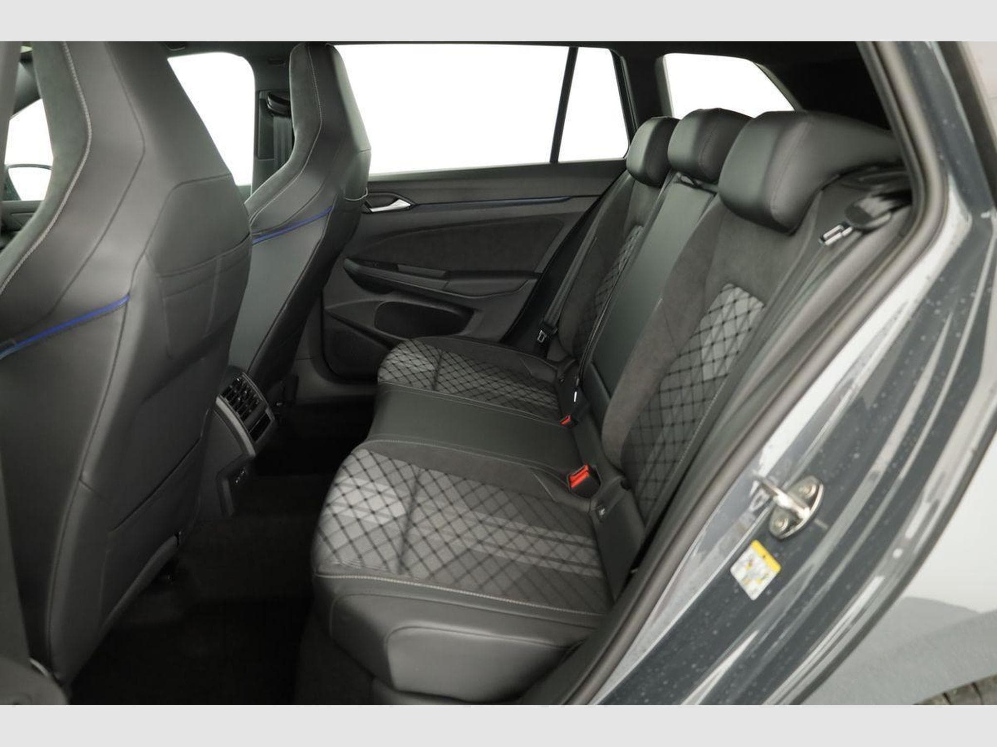 VW Golf Variant 2.0 TSI 150 kW 4Motion R-Line (2026) - Photo 10