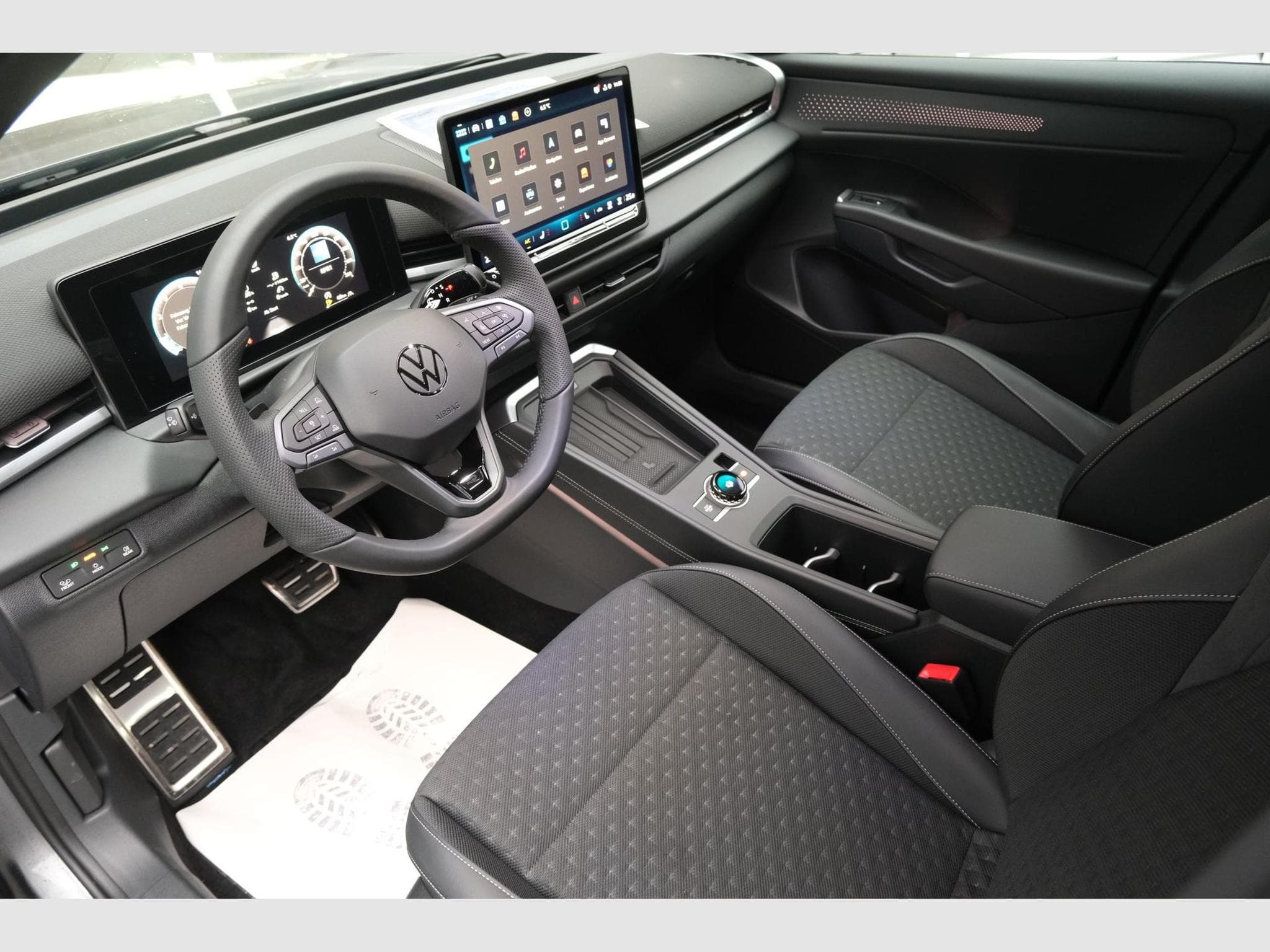 VW T-Roc 1.5 eTSI DSG (2026) - Photo 23