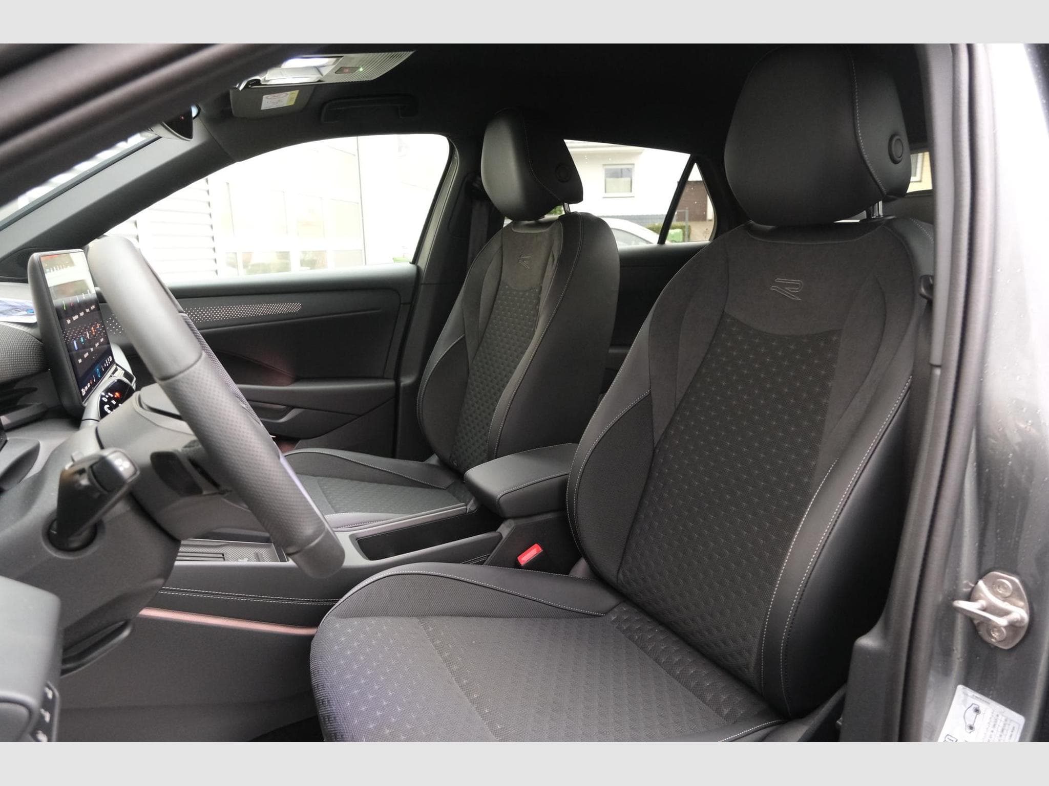 VW T-Roc 1.5 eTSI DSG (2026) - Photo 24