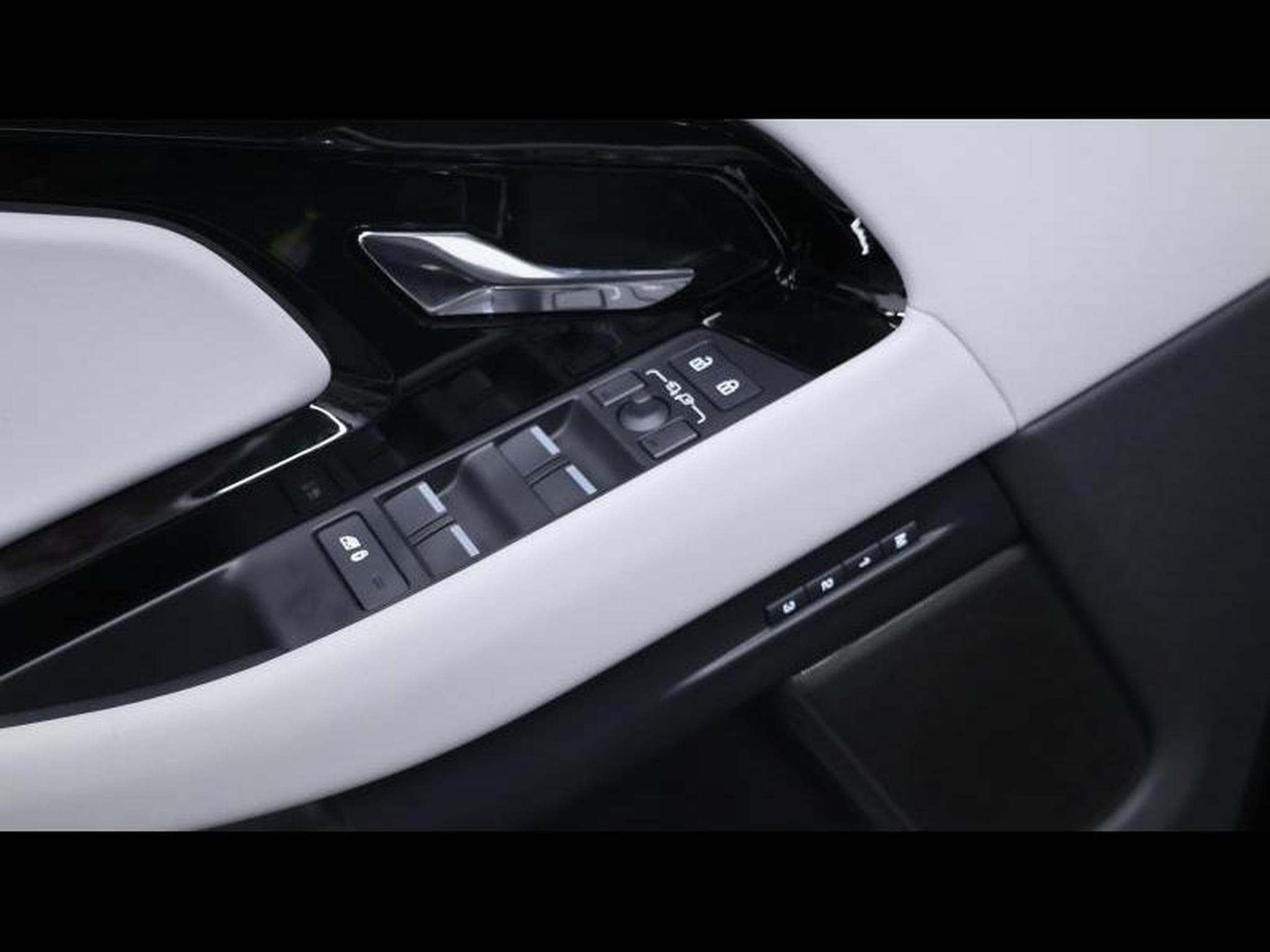 Land-Rover Range Rover Evoque P160 Dynamic SE FWD Auto (2025) - Photo 24