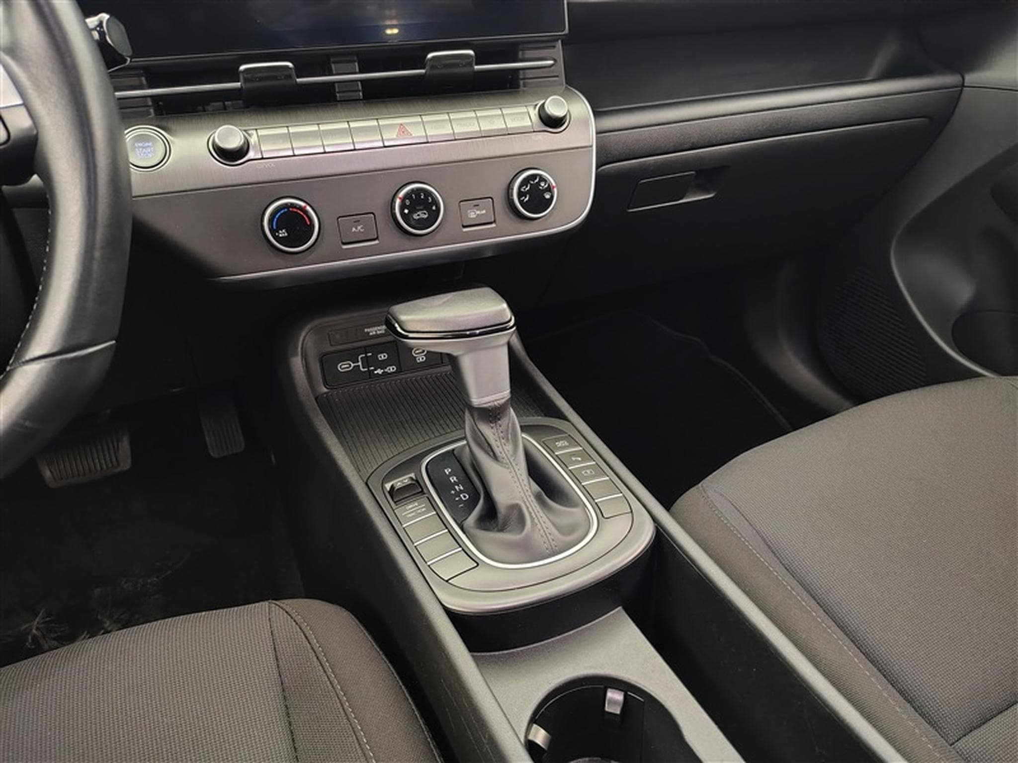 Hyundai Kona 1.0 T-GDi Twist DCT CARPLAY / CLIM / TEL (2024) - Photo 12