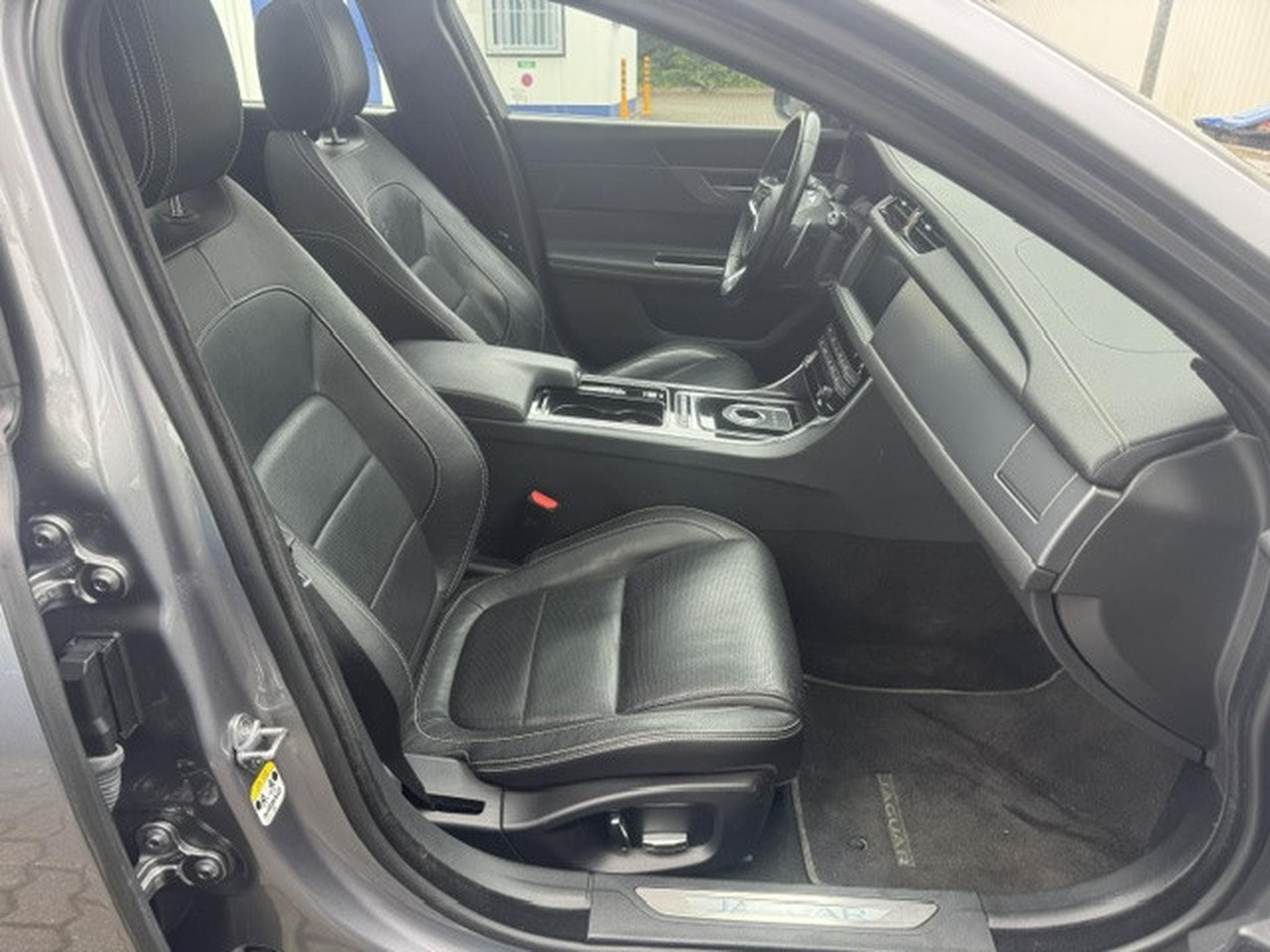 Jaguar XF JAGUAR XF 2.0 D R-SPORT PANORAMA LEDER NAVI KAMERA KEYLESS (2020) - Photo 4