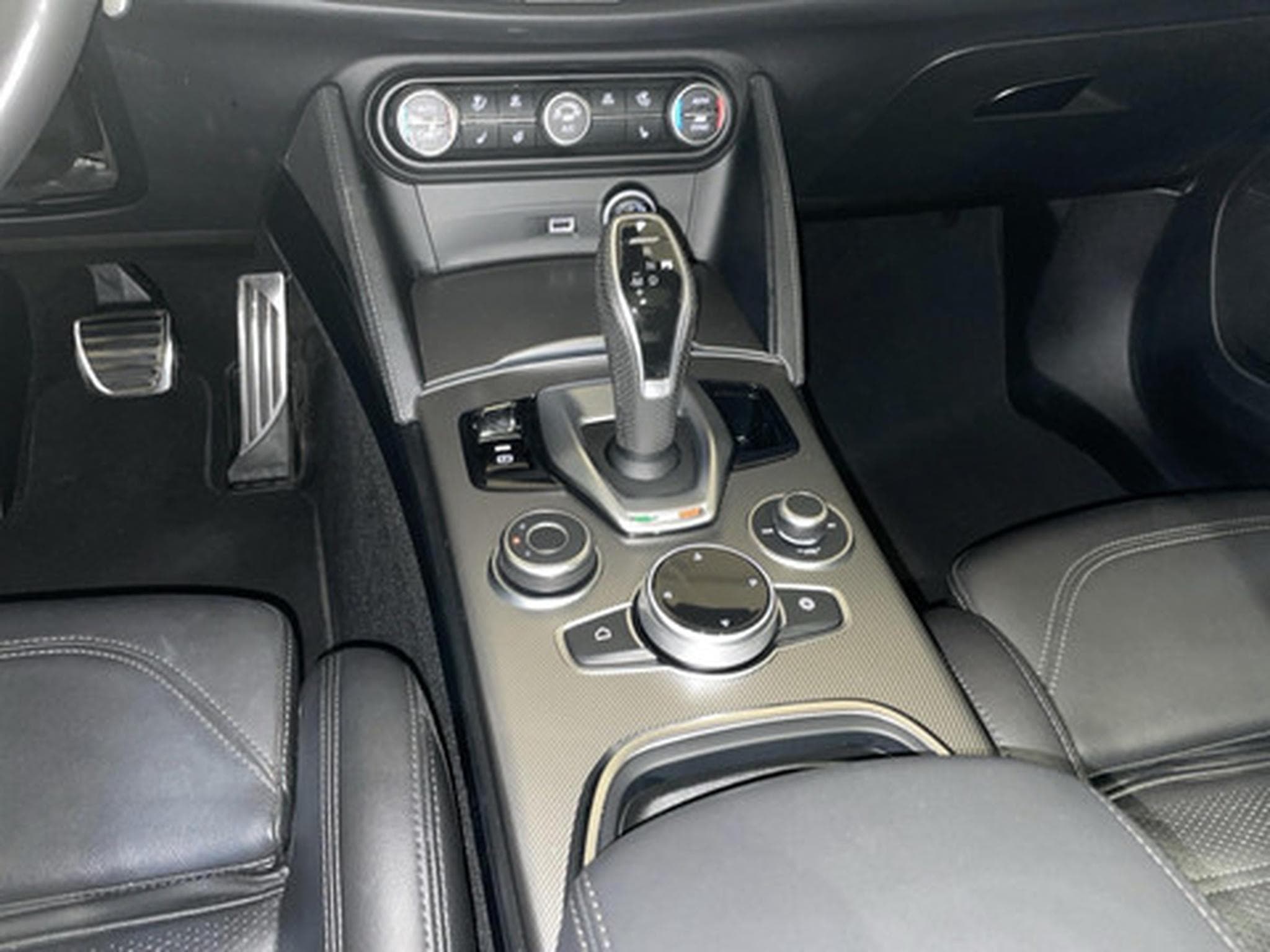 Alfa-Romeo Stelvio 2.0 280 GT Junior Ocra AWD (2022) - Photo 10