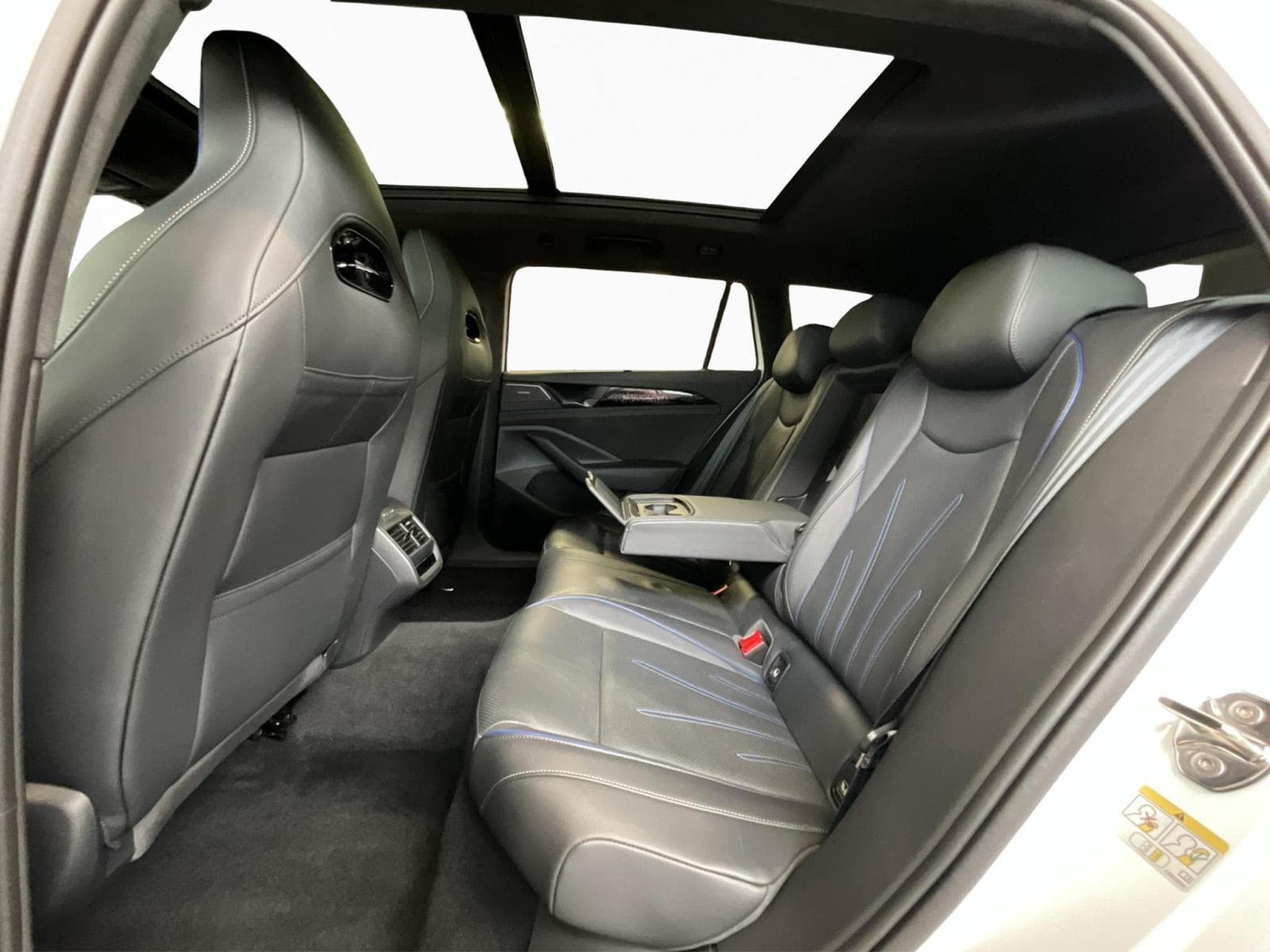 VW Passat R-Line+DSG+4M+IQ-Drive+Pano+Soundsystem+AHK (2024) - Photo 16