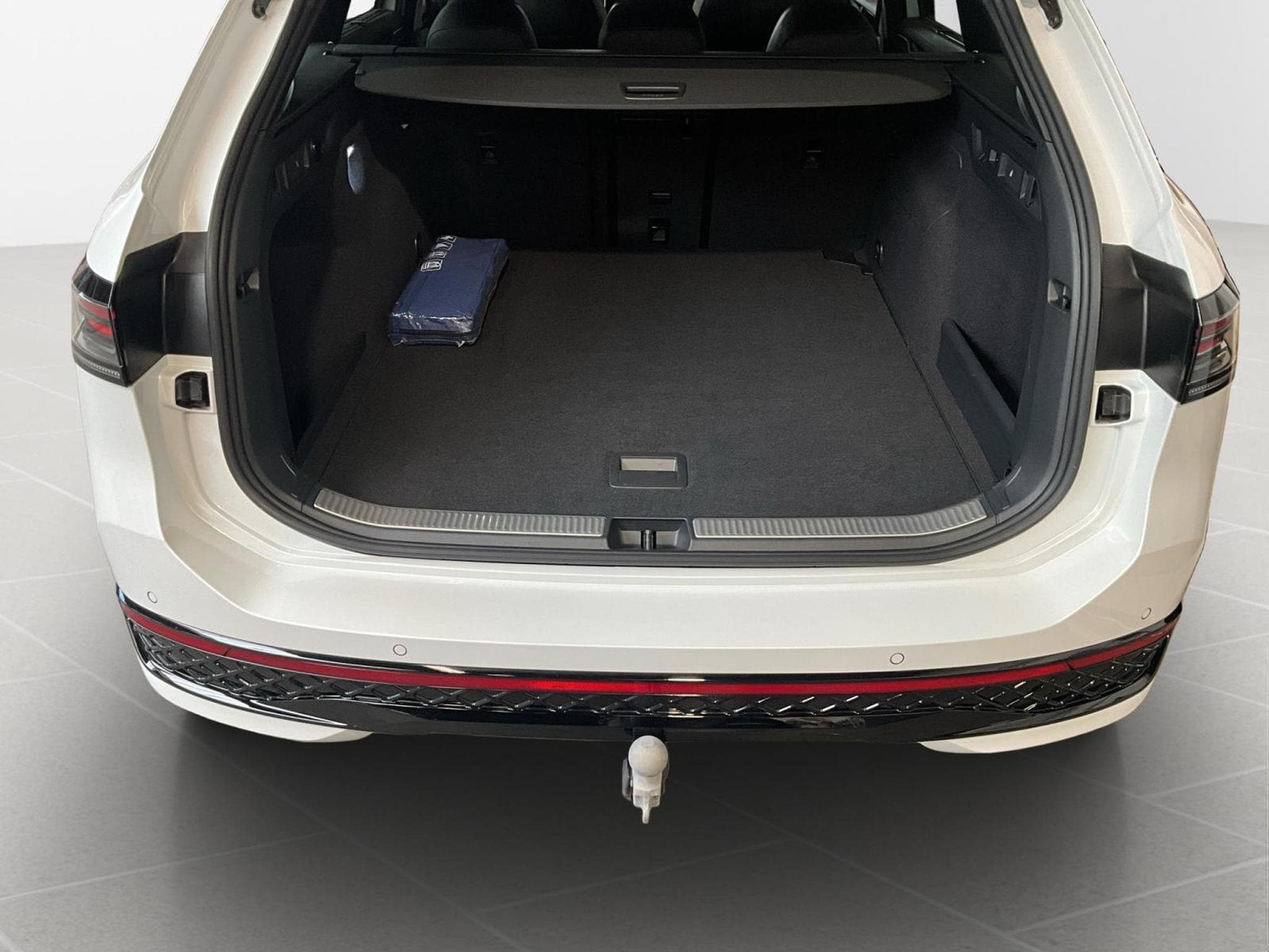 VW Passat R-Line+DSG+4M+IQ-Drive+Pano+Soundsystem+AHK (2024) - Photo 17