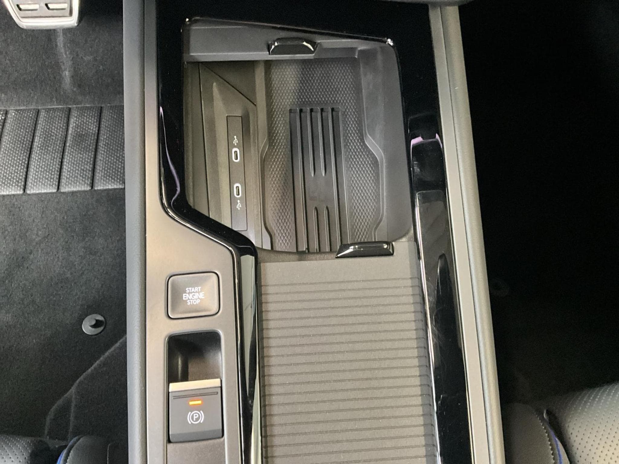 VW Passat R-Line+DSG+4M+IQ-Drive+Pano+Soundsystem+AHK (2024) - Photo 22