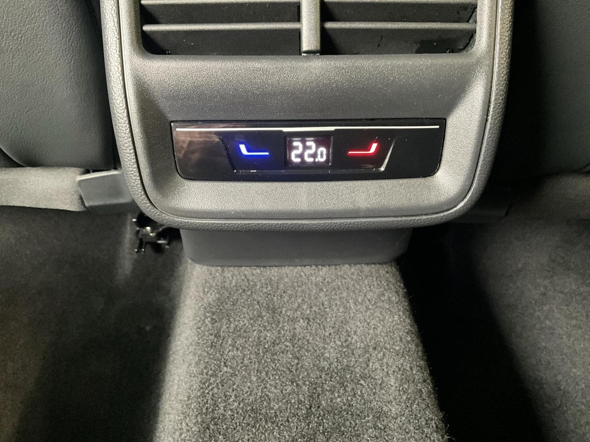 VW Passat R-Line+DSG+4M+IQ-Drive+Pano+Soundsystem+AHK (2024) - Photo 23