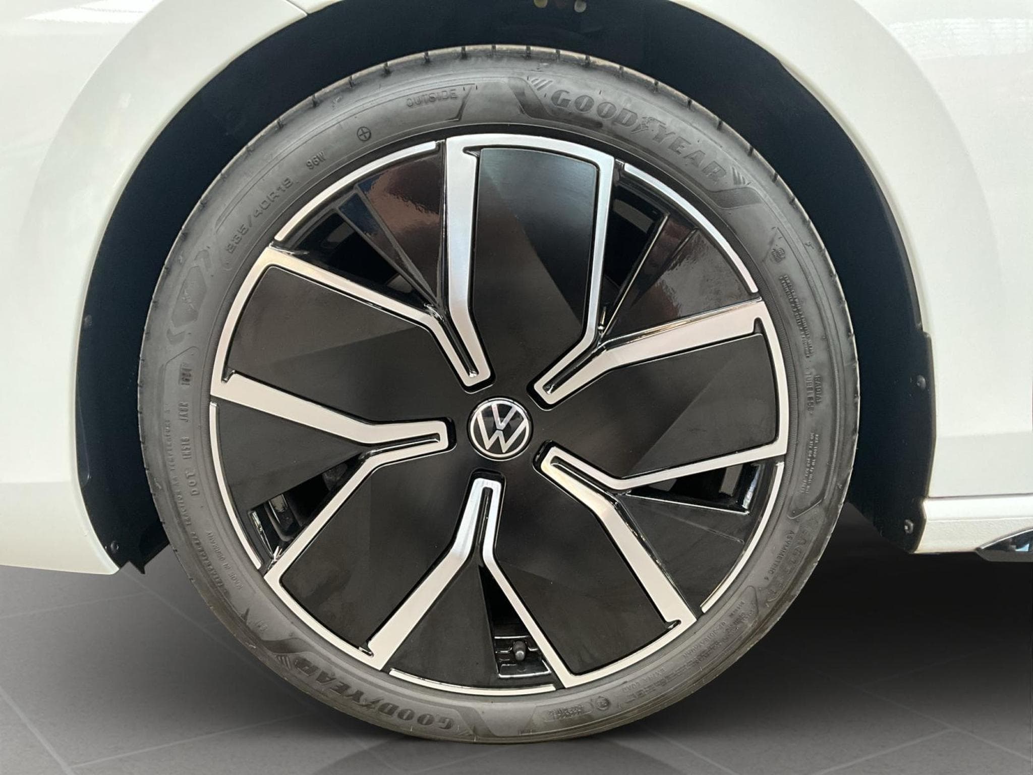 VW Passat R-Line+DSG+4M+IQ-Drive+Pano+Soundsystem+AHK (2024) - Photo 8