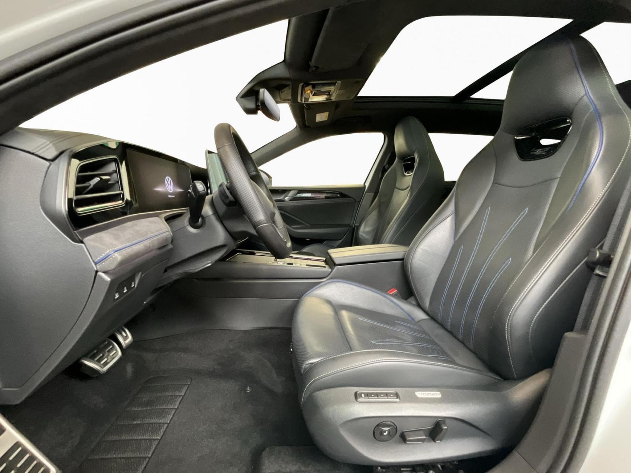 VW Passat R-Line+DSG+4M+IQ-Drive+Pano+Soundsystem+AHK (2024) - Photo 9